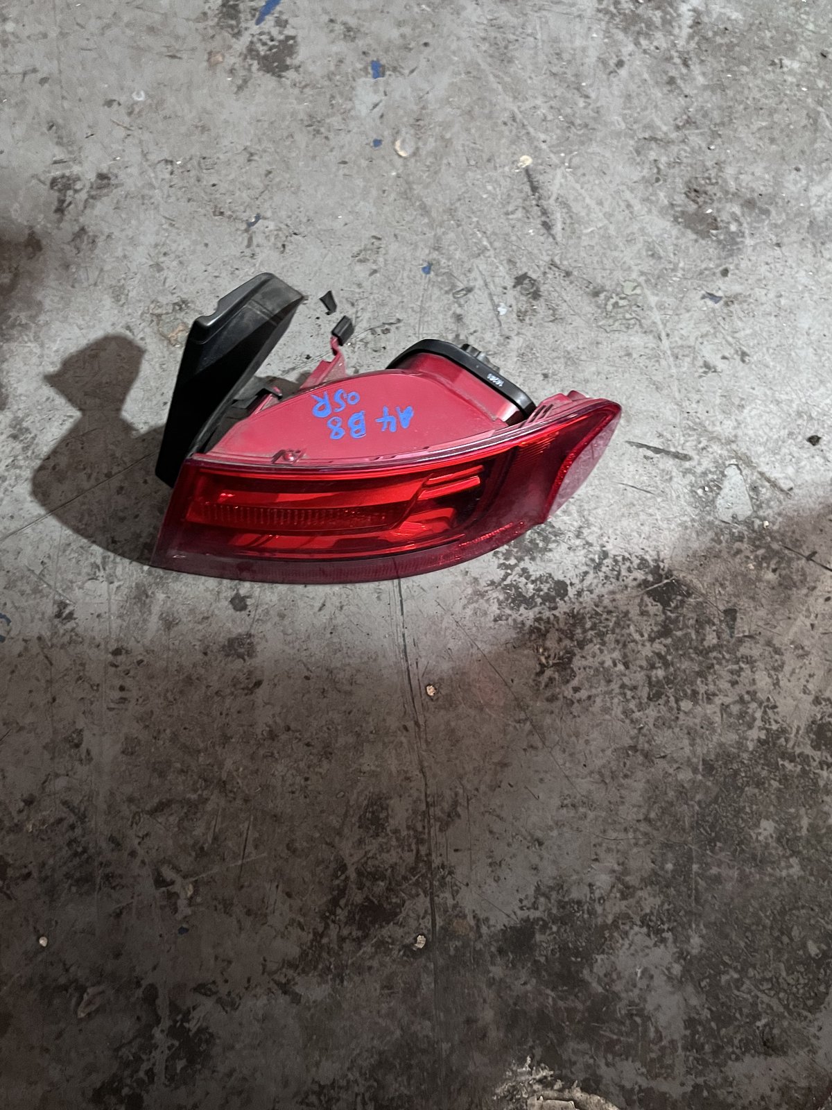 AUDI A4 B8 OSR TAILLIGHT  photo 2