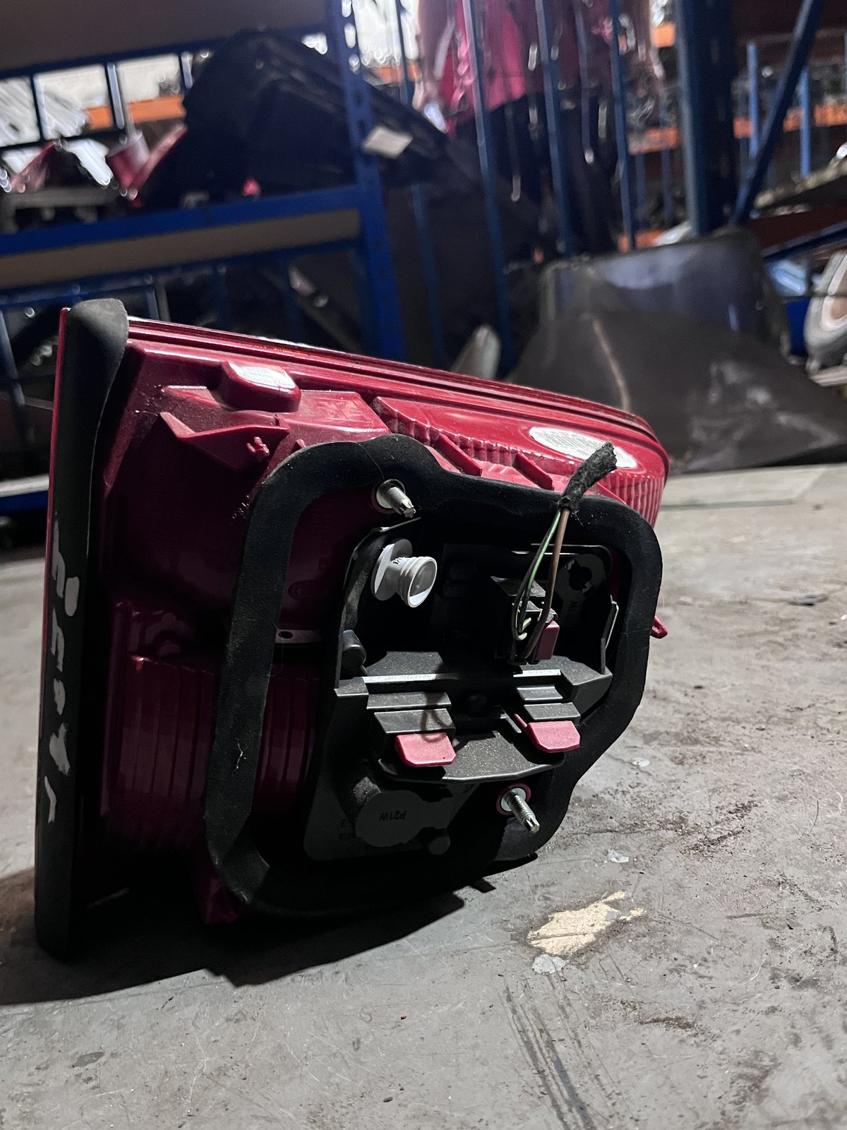 2014 VW TOURAN NSR TAIL LIGHT 1T photo 3