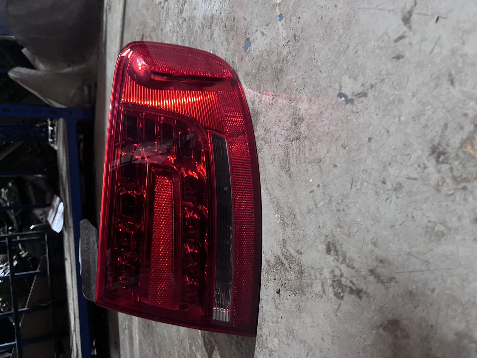 AUDI A4 B8 OSR TAILLIGHT  photo 2