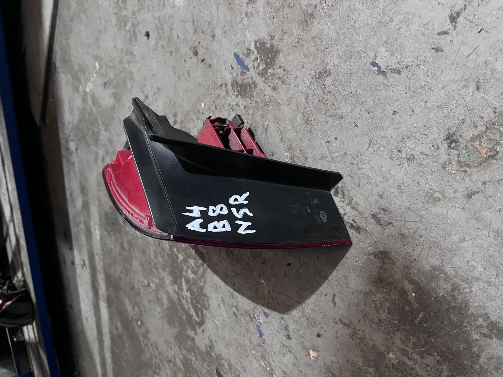 AUDI A4 B8 NSR TAIL LIGHT  photo 2