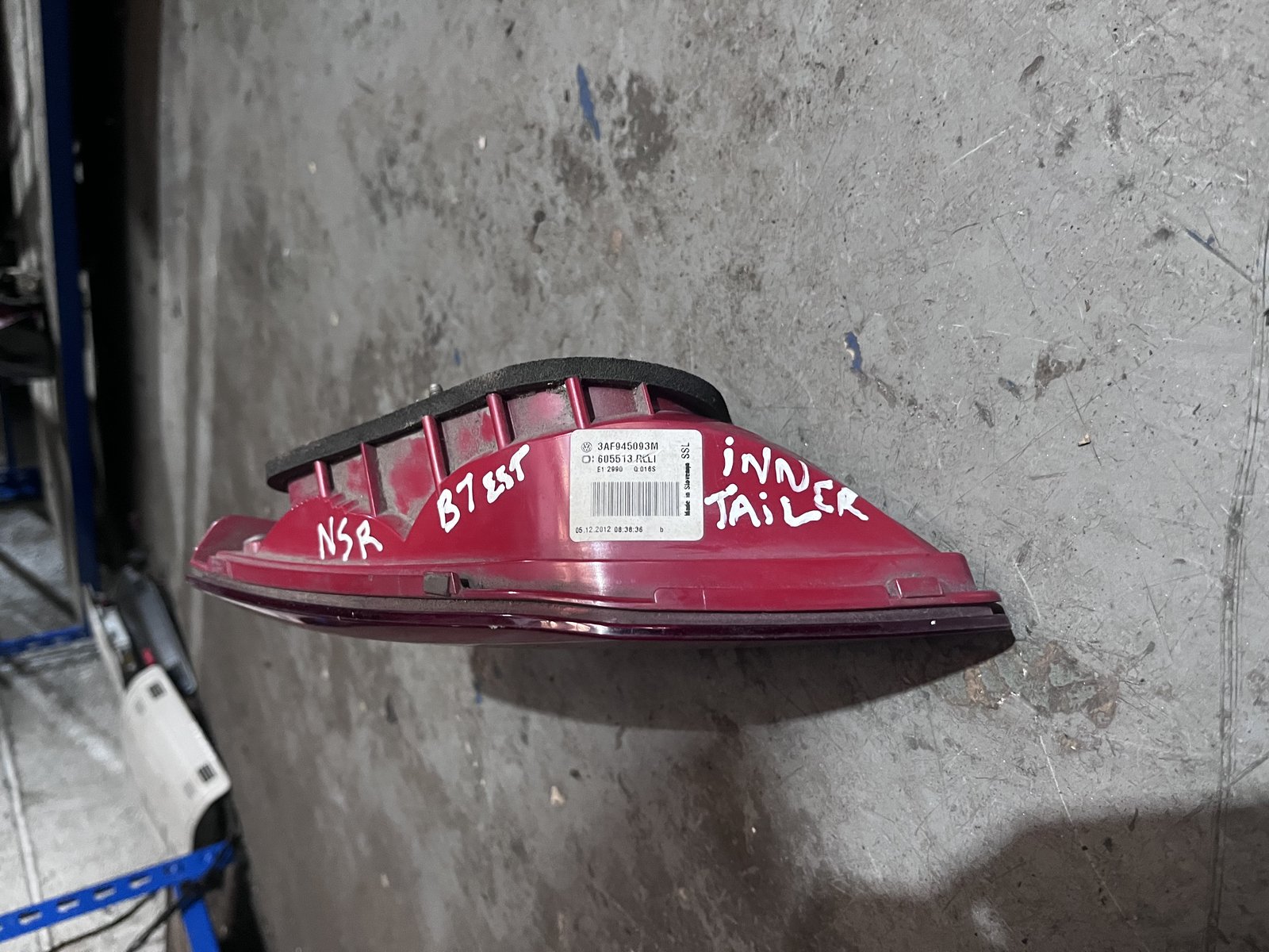 VW PASSAT B7 ESTATE NSR TAIL LIGHT  photo 4