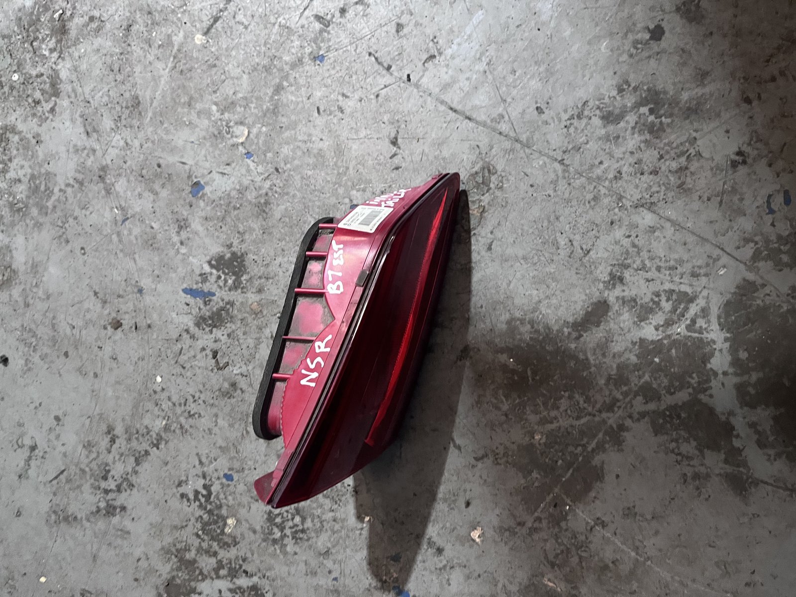 VW PASSAT B7 ESTATE NSR TAIL LIGHT  photo 3