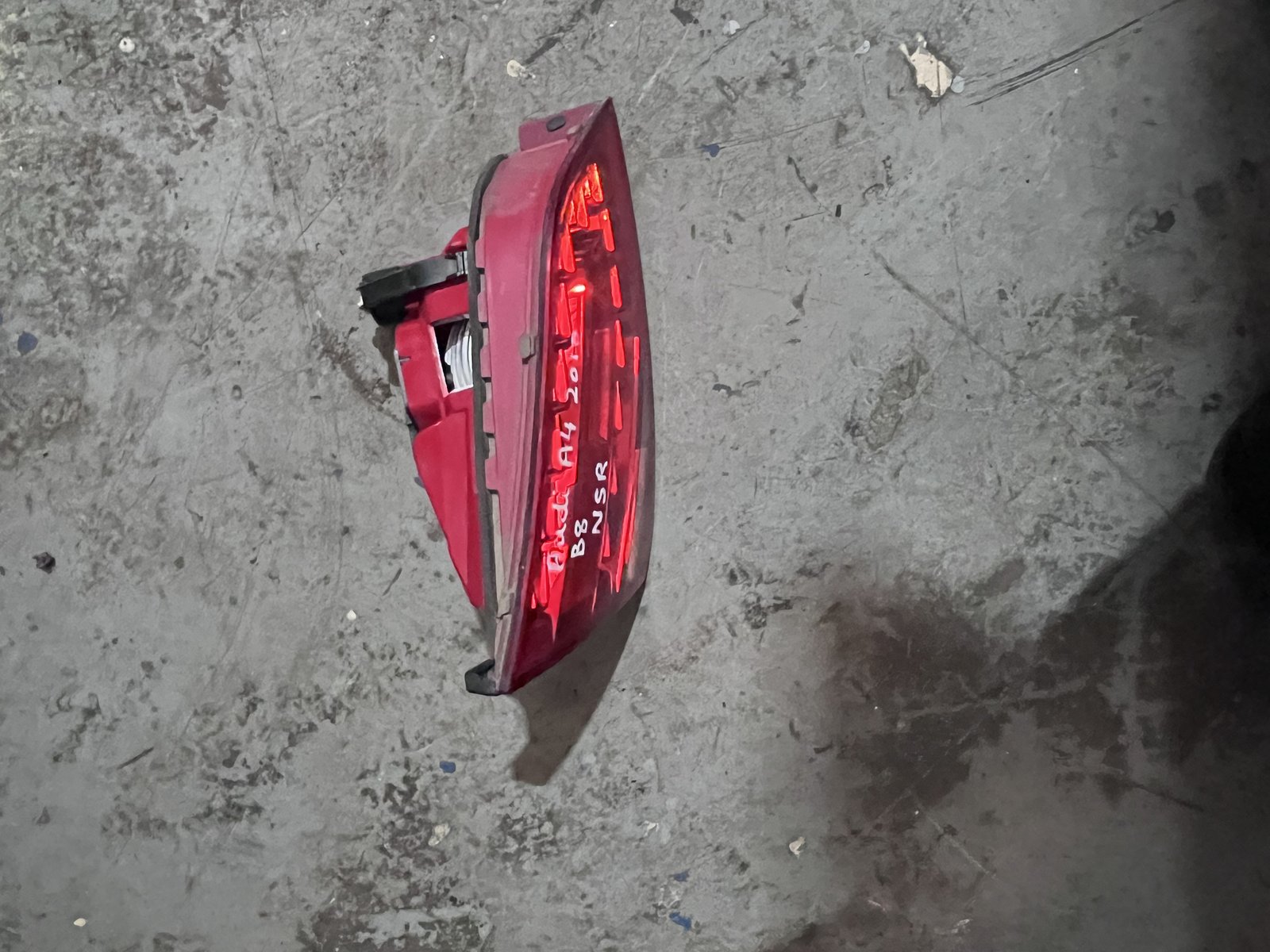 AUDI A4 b8 nsr TAIL LIGHT  photo 3