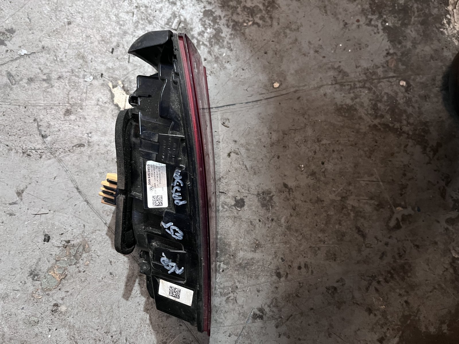 VW PASSAT B8 ESTATE NSR LED TAIL LIGHT photo 3