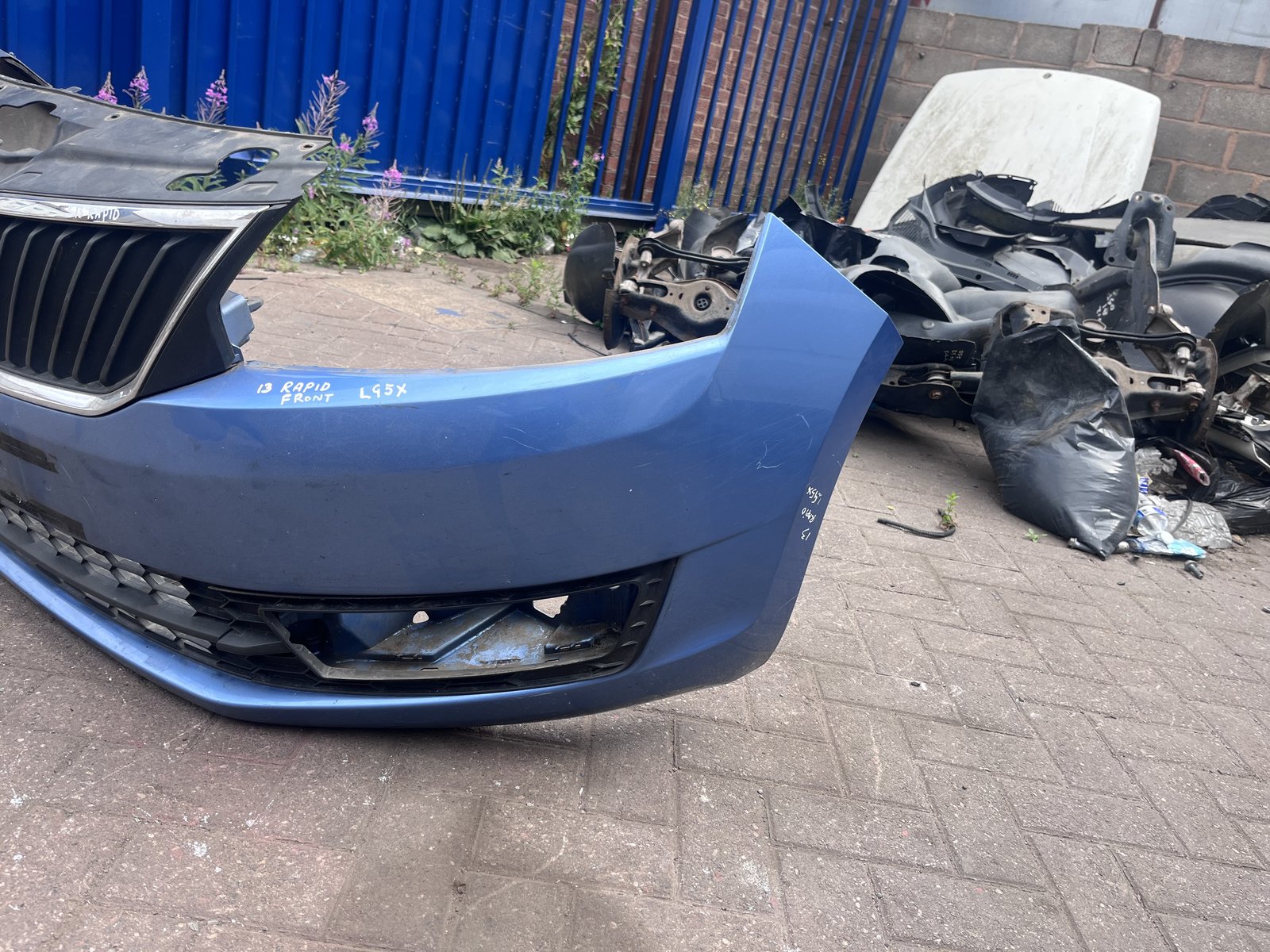 2013 SKODA RAPID FRONT BUMPER BLUE LG5X  photo 2