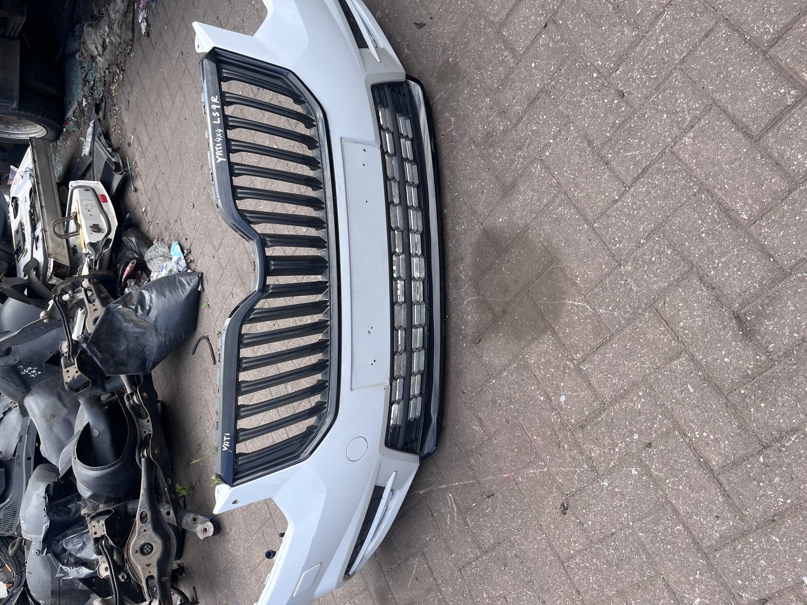 SKODA YETTI 4X4 FRONT BUMPER WHITE LS9R