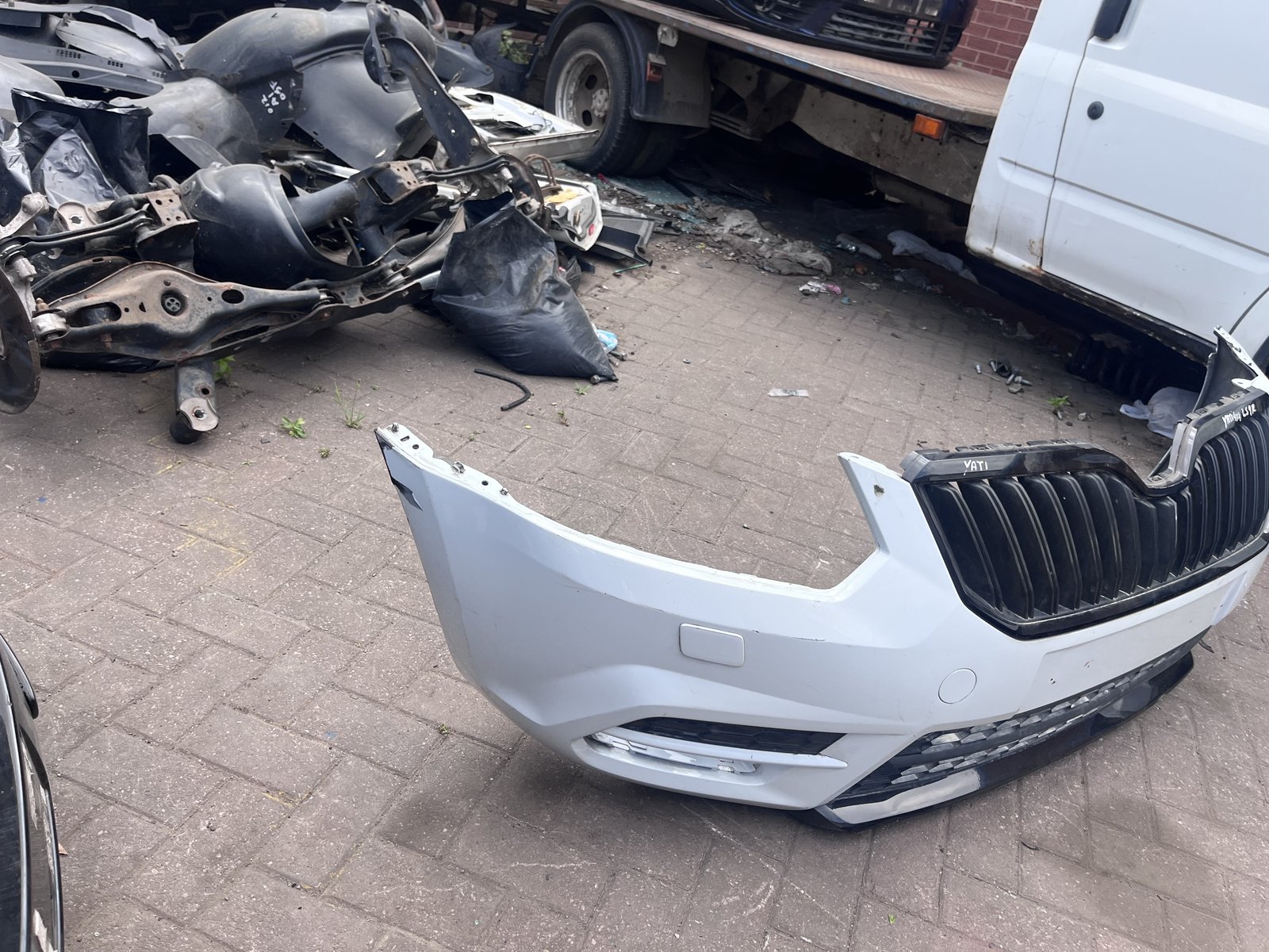 SKODA YETTI 4X4 FRONT BUMPER WHITE LS9R photo 3