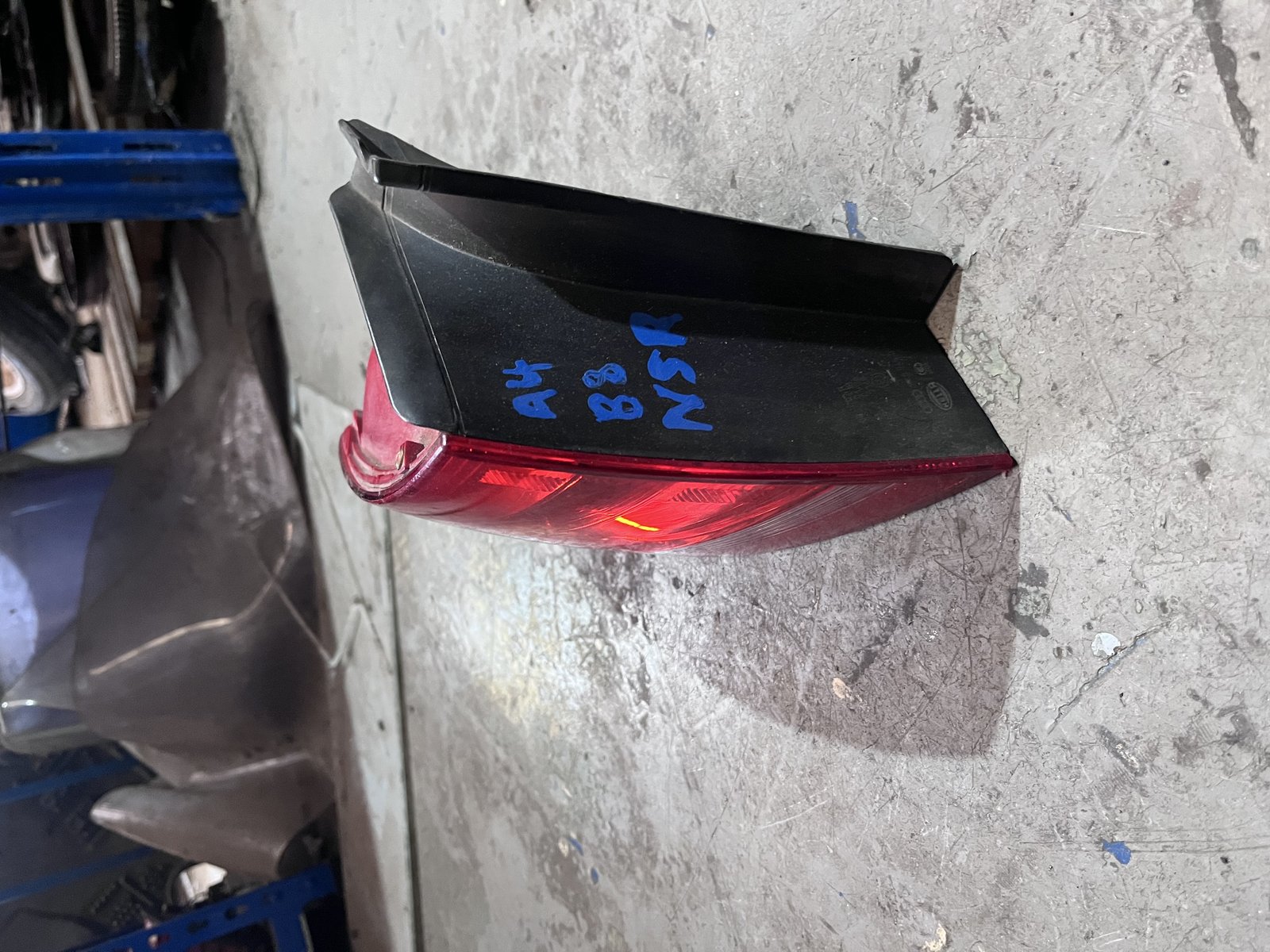 AUDI A4 B8 SALOON NSR TAIL LIGHT  photo 2