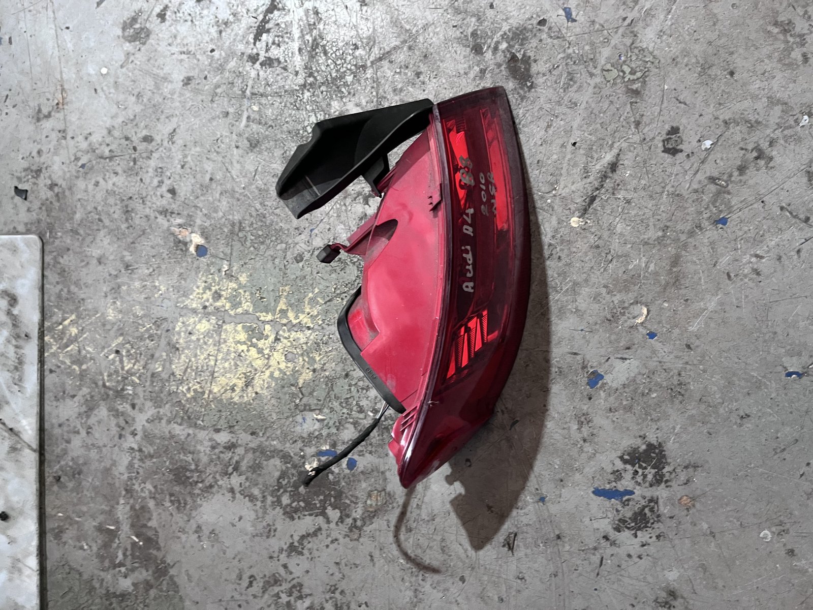AUDI A4 B8 2010 NSR TAIL LIGHT  photo 3