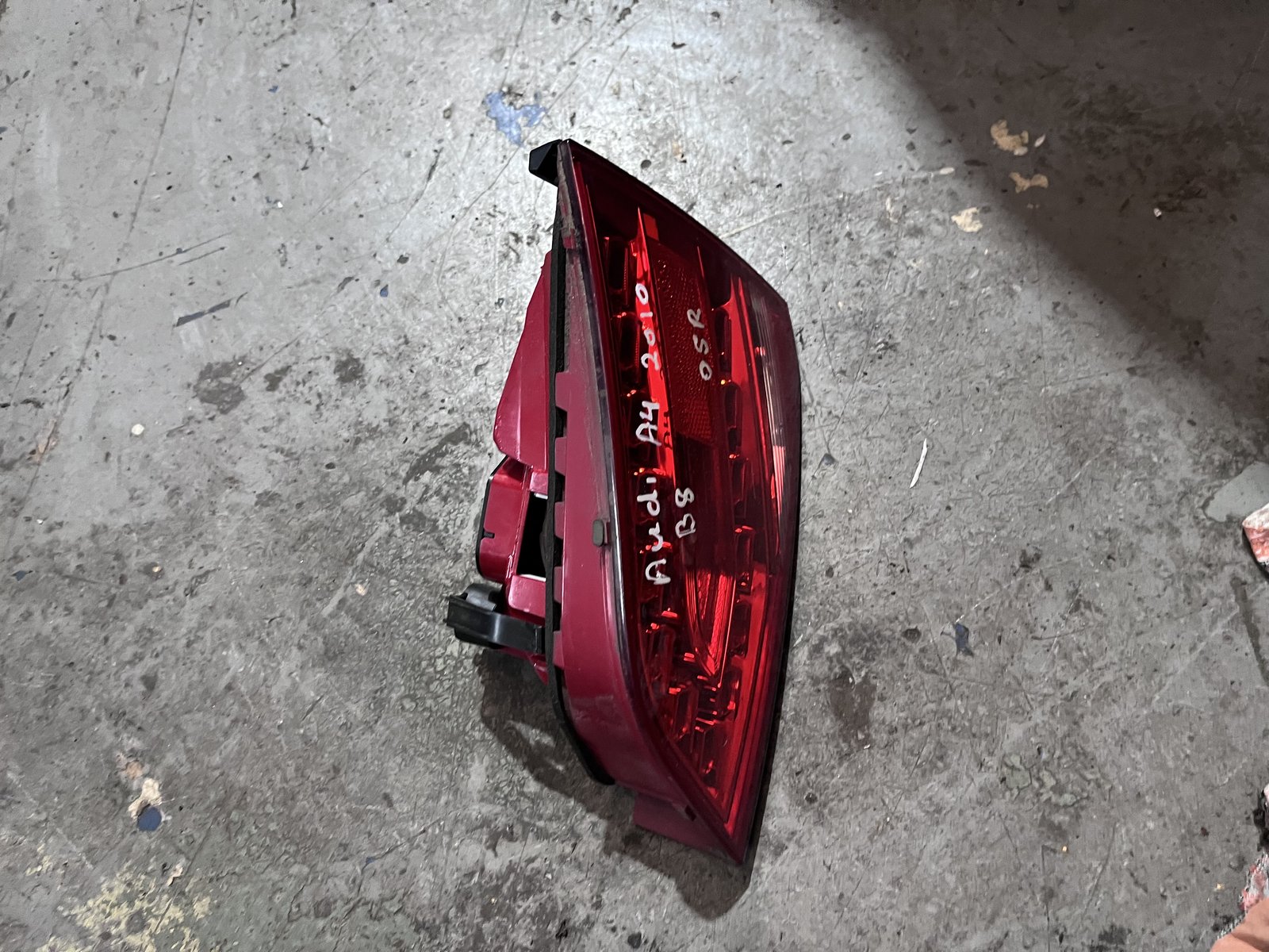 AUDI A4  B8 SALOON OSR TAIL LIGHT  photo 3