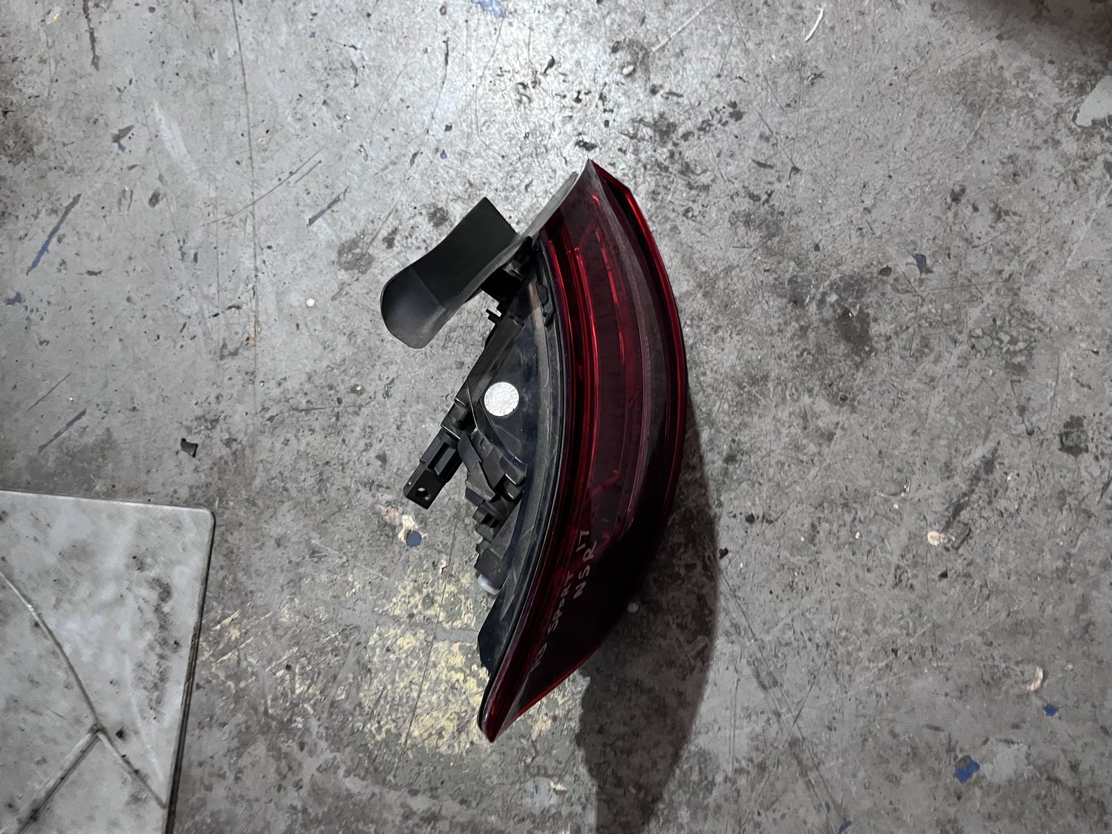 AUDI A3 SPORTBACK 8V NSR TAIL LIGHT  photo 3