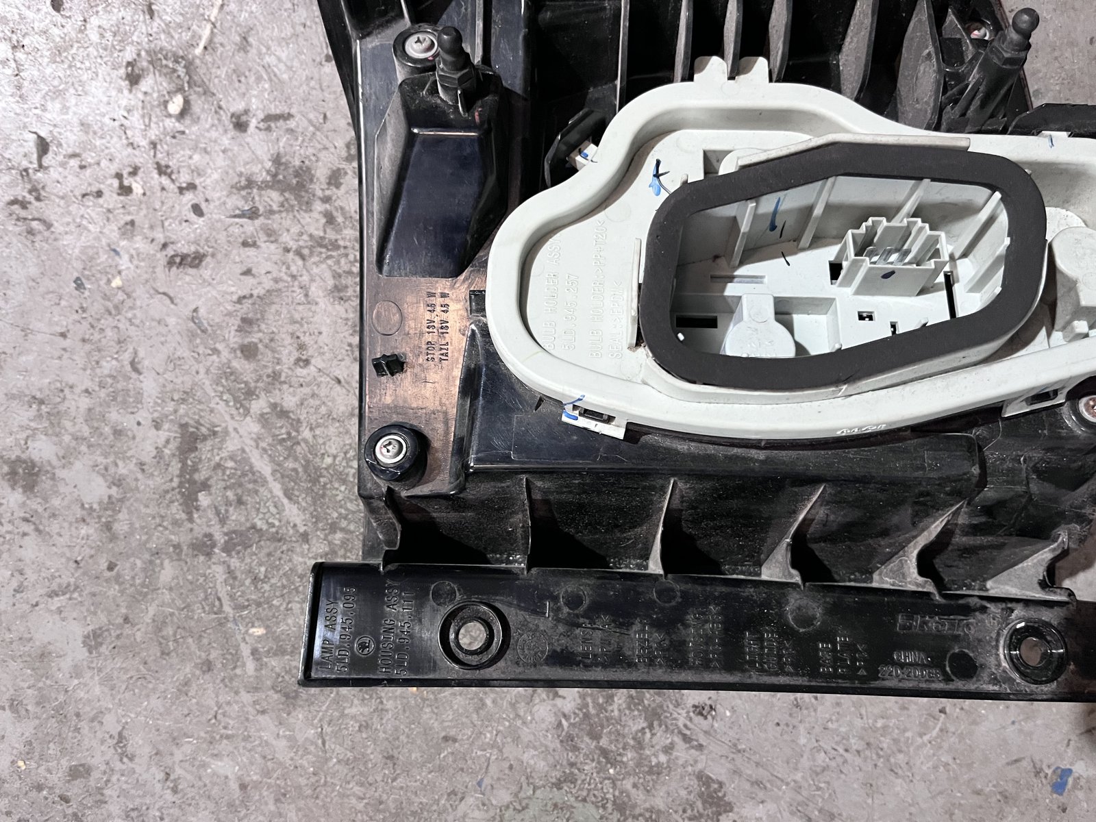 SKODA YETI MK1 NSR TAIL LIGHT  photo 5