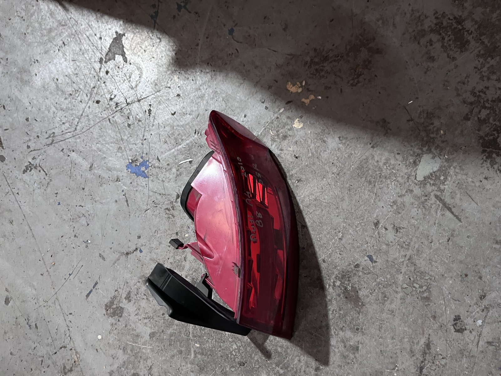AUDI A4 B8 2010 0SR TAIL LIGHT  photo 3