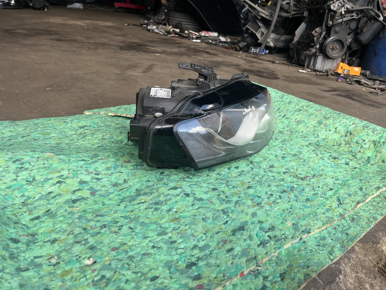 Audi A4 B8 OSF XENON HEAD LIGHT photo 2