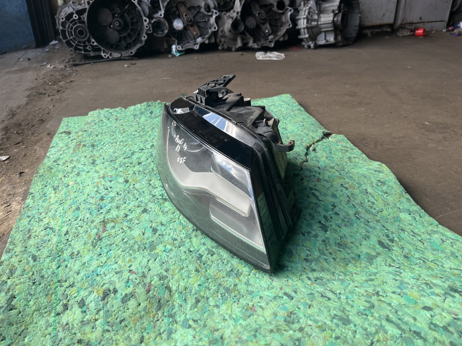 Audi A4 B8 OSF XENON HEAD LIGHT photo 3