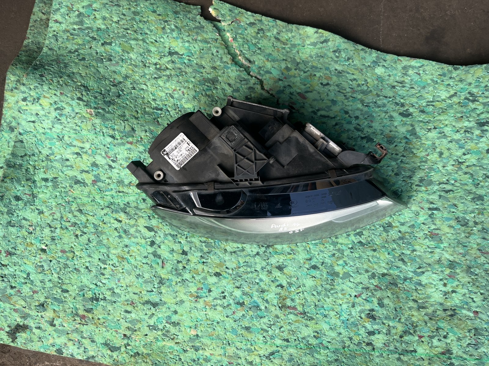 Audi A4 B8 OSF XENON HEAD LIGHT photo 4