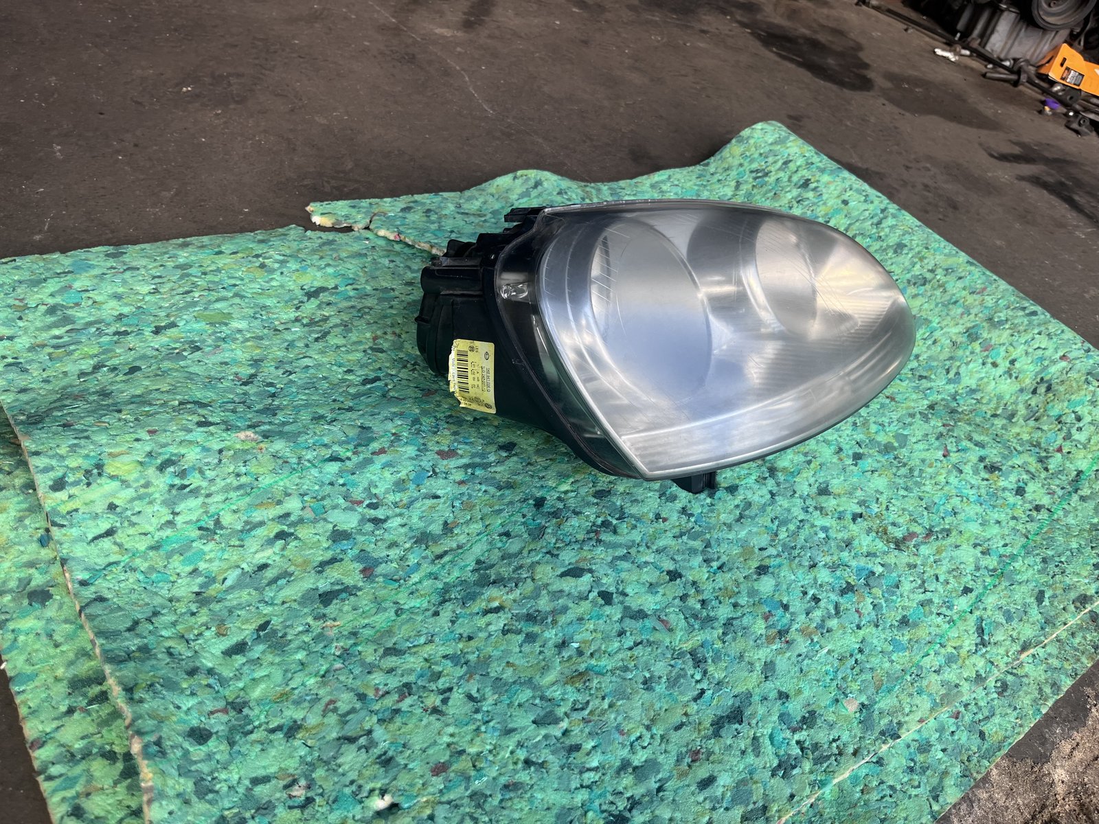 VW GOLF MK5 OSF HEADLIGHT photo 2