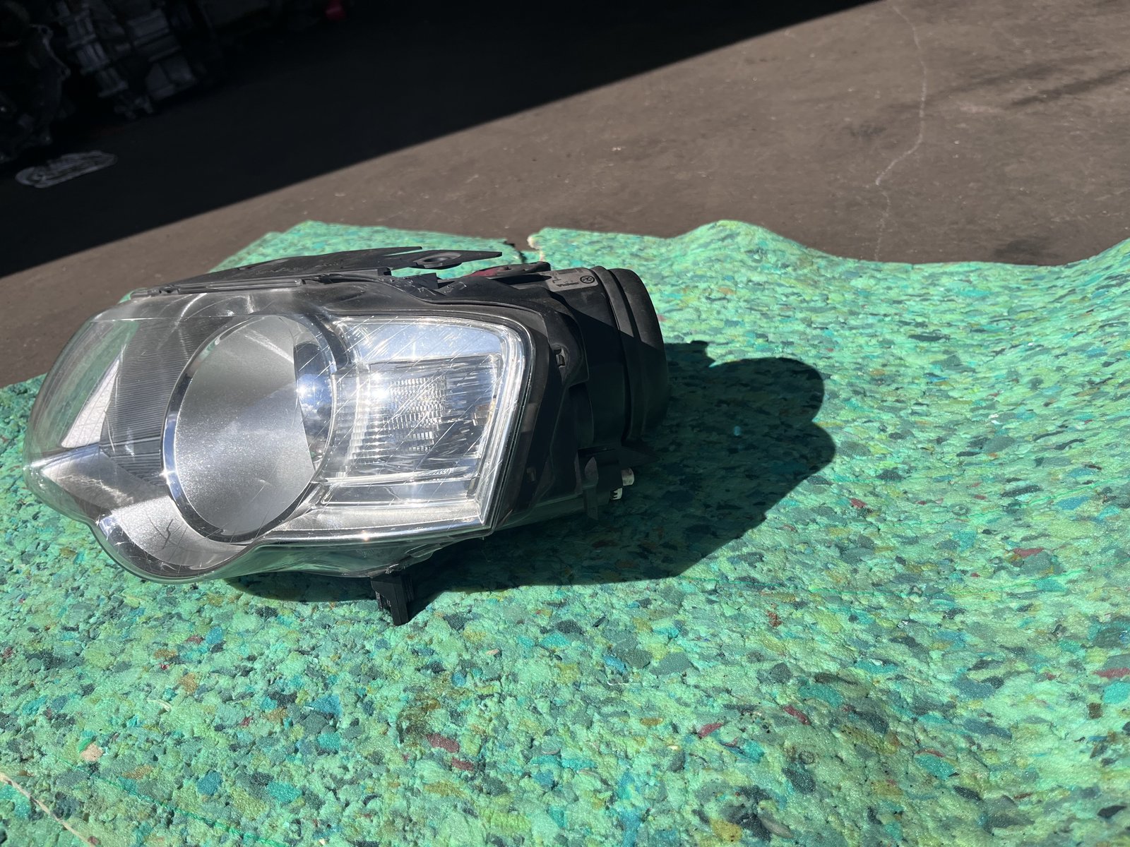 VW PASSAT B6 PASSENGER HEADLIGHT photo 2