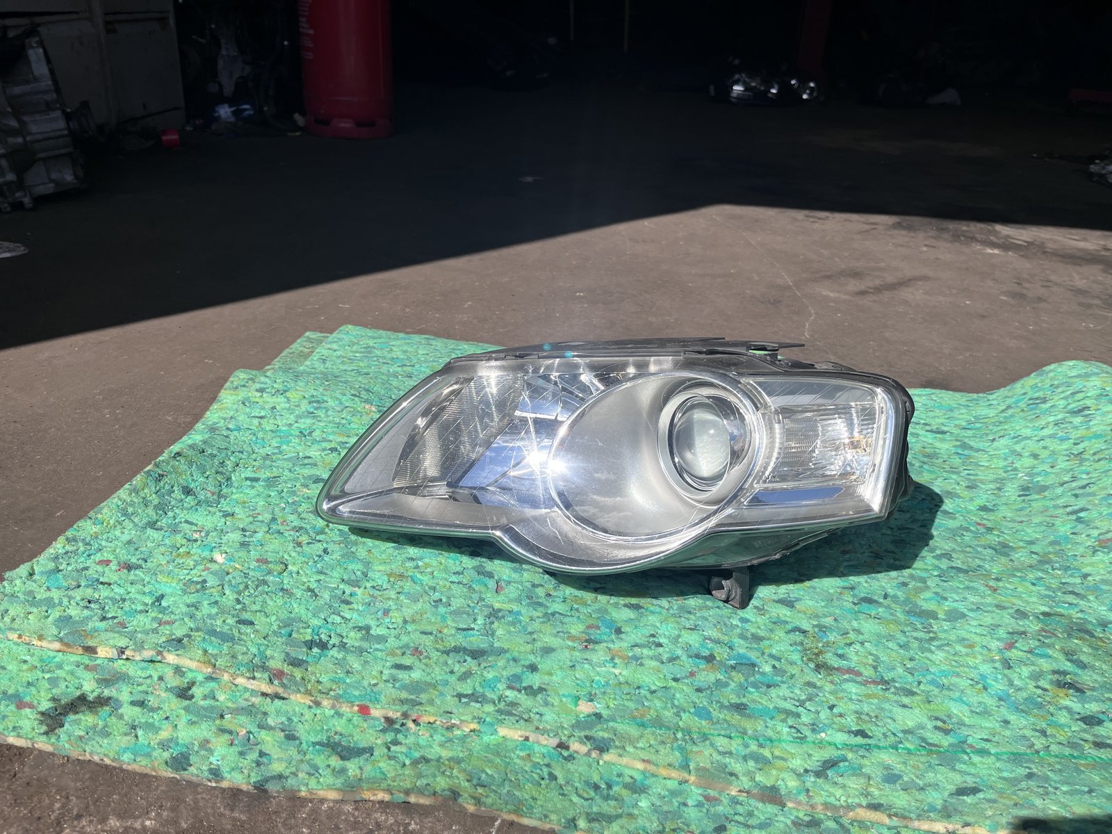 VW PASSAT B6 PASSENGER HEADLIGHT