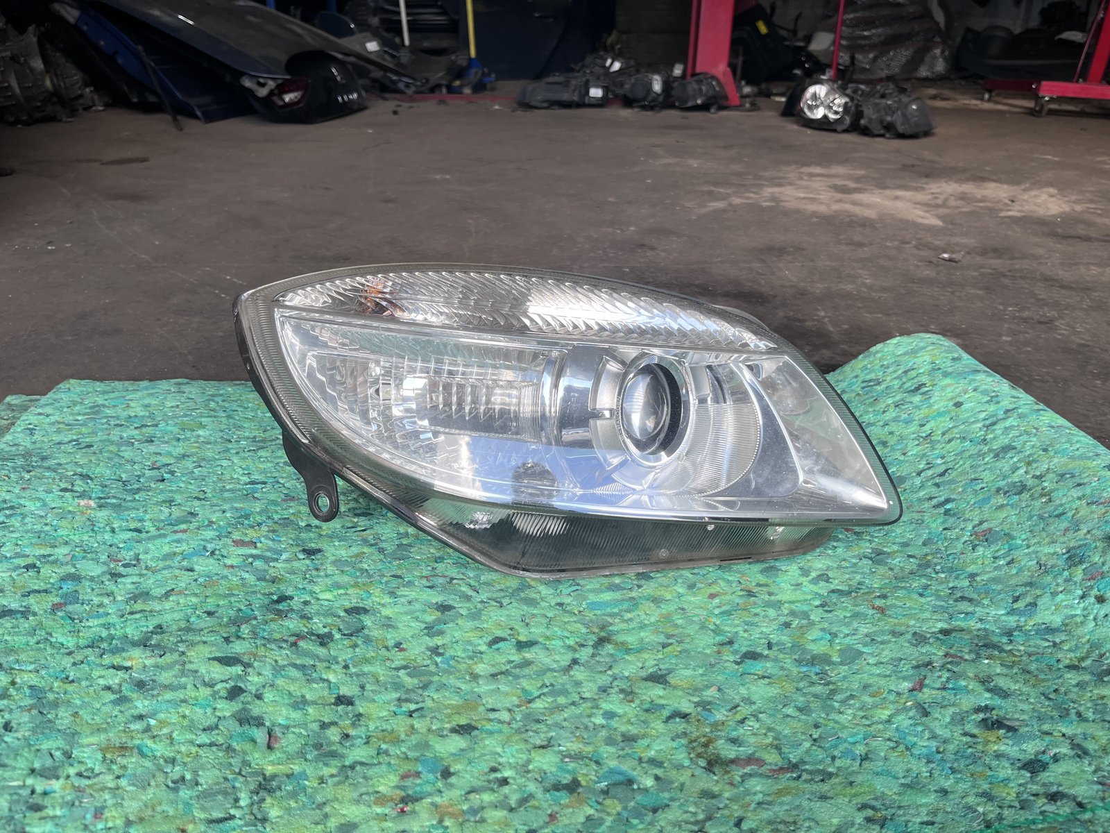 2010 SKODA FABIA OSF HEADLIGHT 