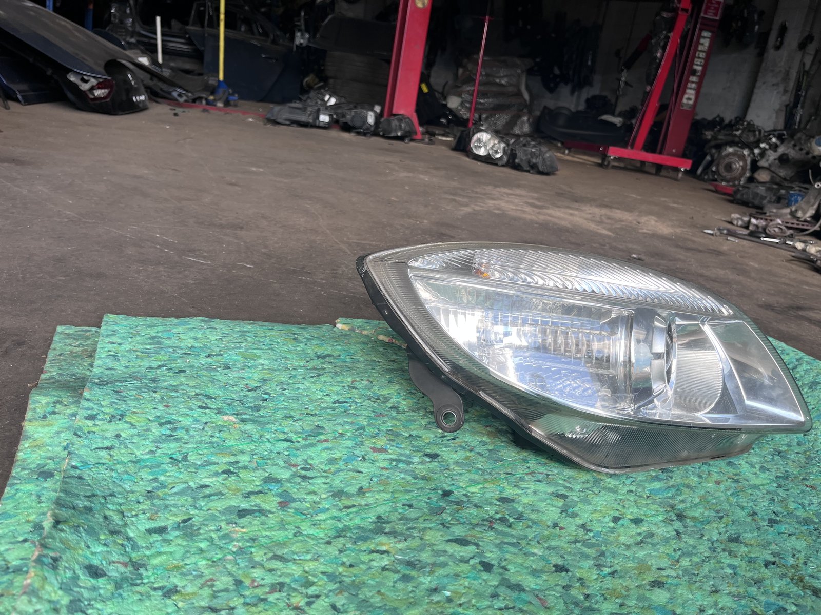 2010 SKODA FABIA OSF HEADLIGHT  photo 2