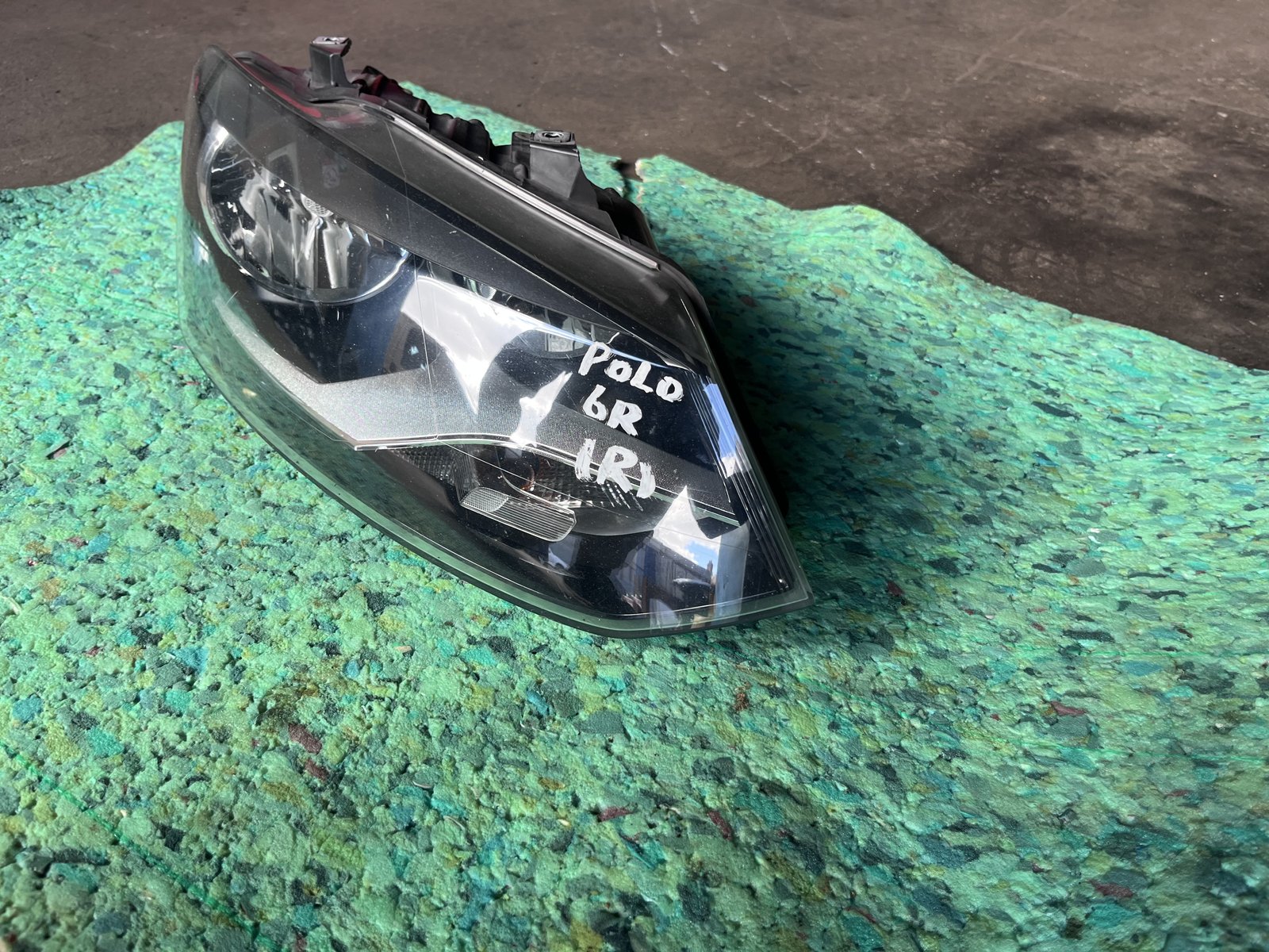 VW POLO 6R OSF HEADLIGHT  photo 3