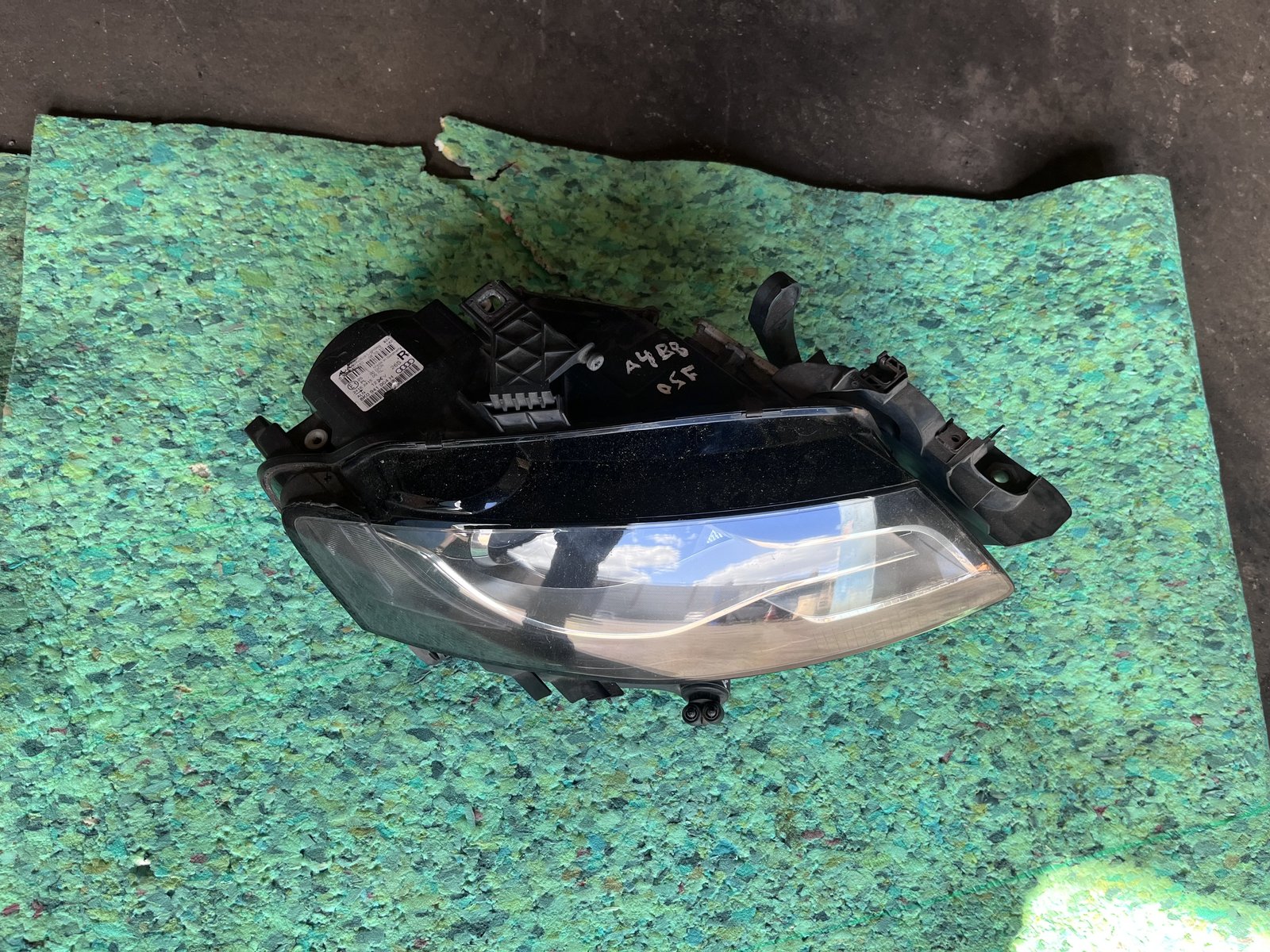 AUDI A4 B8 OSF XENON HEADLIGHT  photo 4