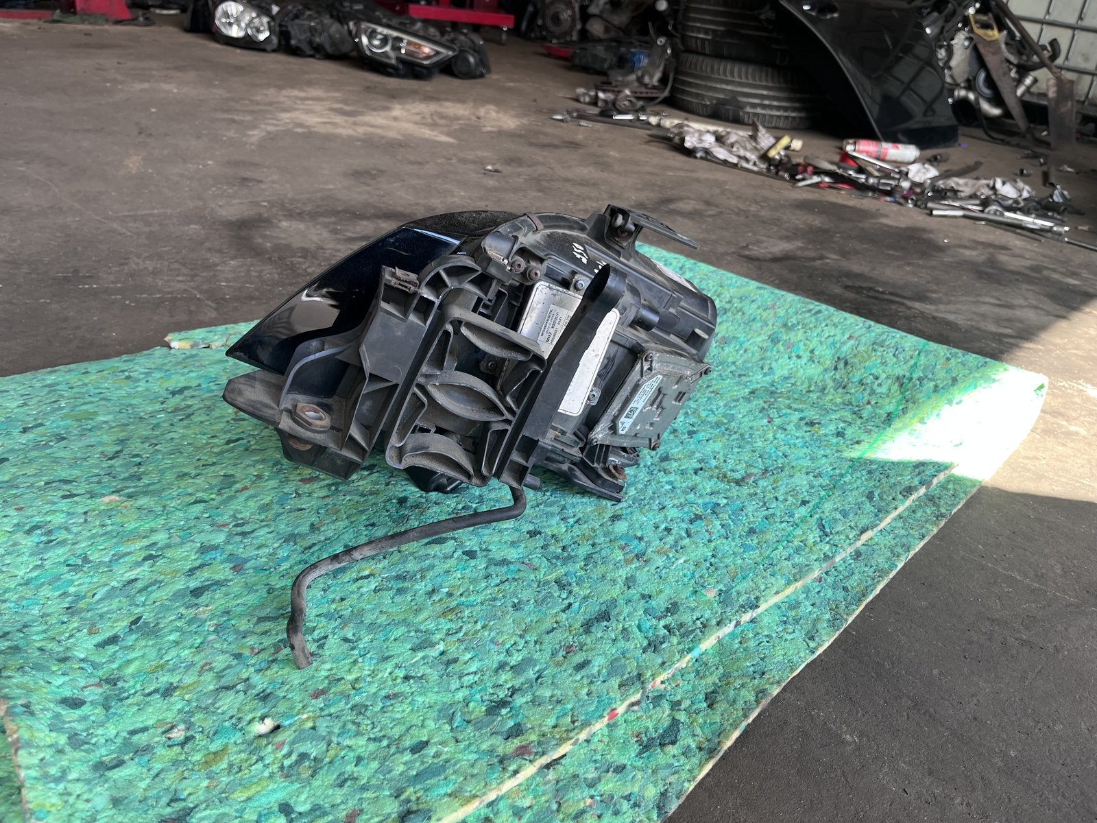 AUDI A4 B8 OSF XENON HEADLIGHT  photo 5