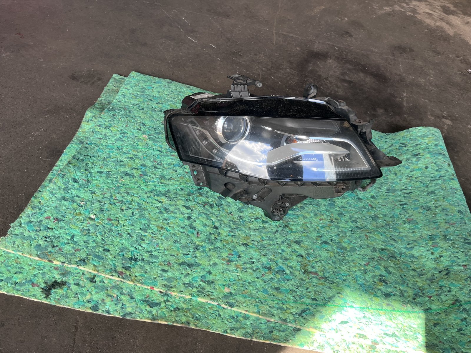 AUDI A4 B8 OSF XENON HEADLIGHT 