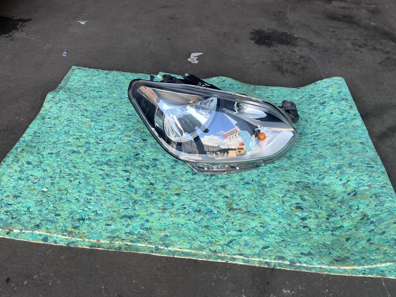 2012 VOLKES WAGON UP 3DR OSF HEADLIGHT 