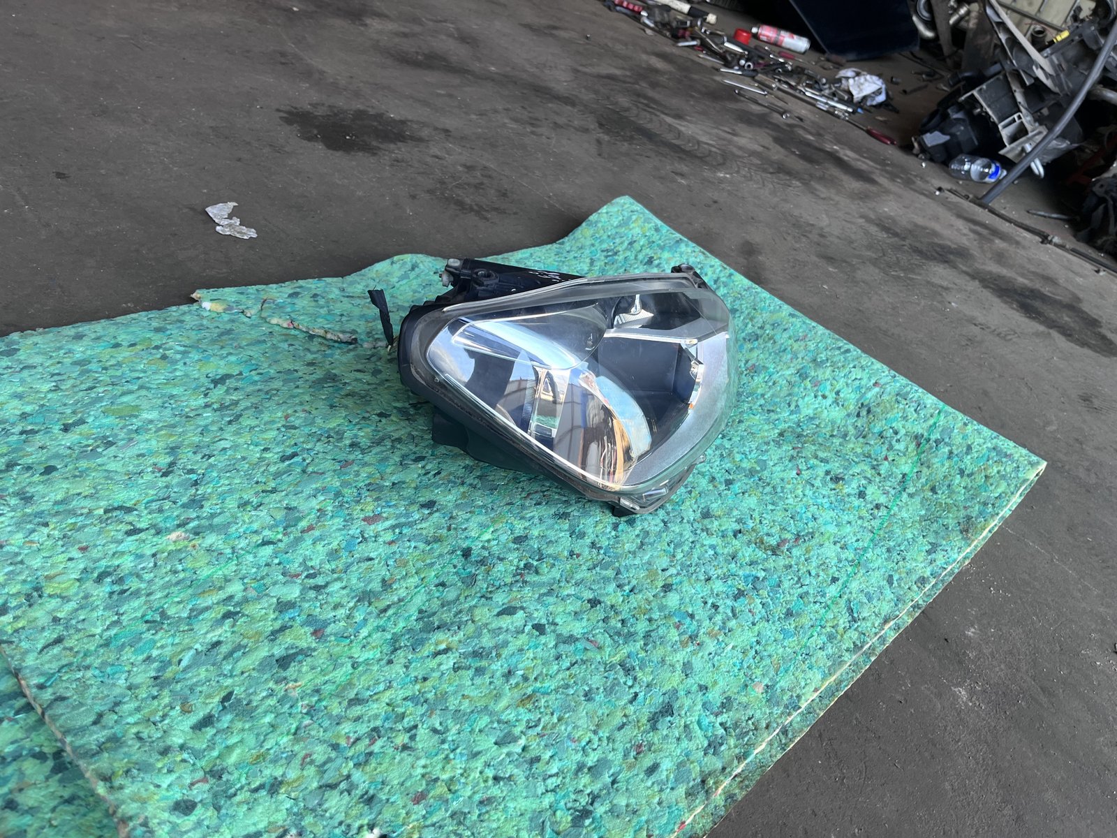 2012 VOLKES WAGON UP 3DR OSF HEADLIGHT  photo 2