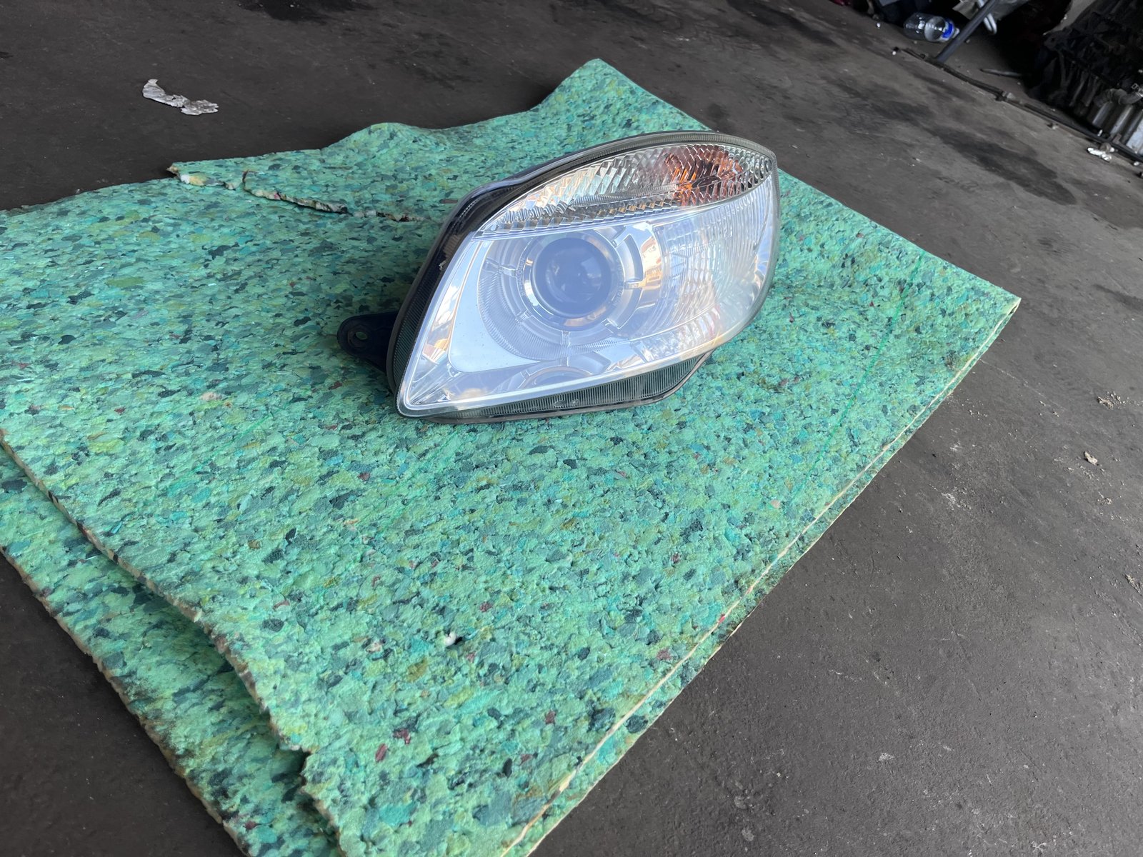  2010 SKODA FABIA  OSF HEADLIGHT  photo 2