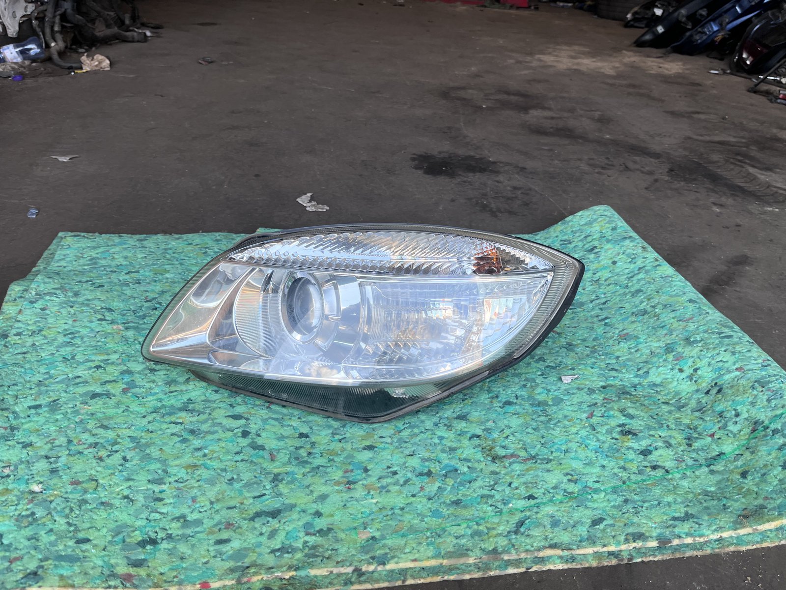  2010 SKODA FABIA  OSF HEADLIGHT 