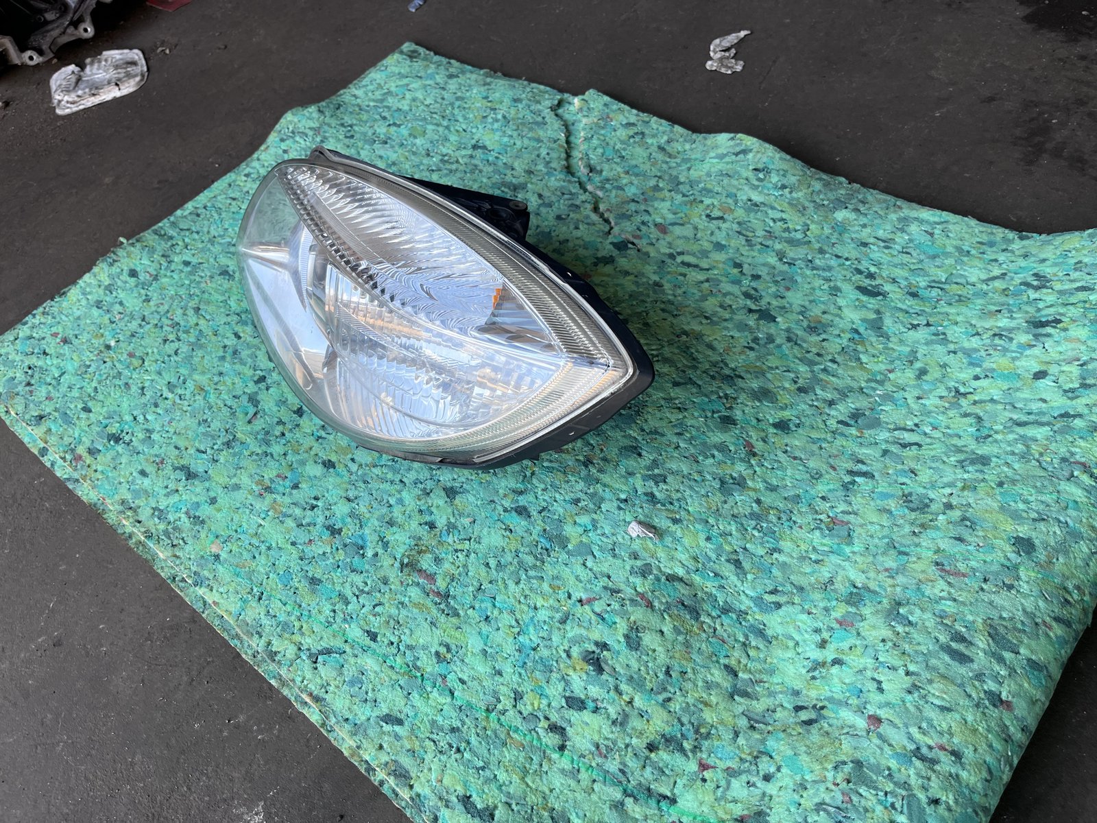  2010 SKODA FABIA  OSF HEADLIGHT  photo 3