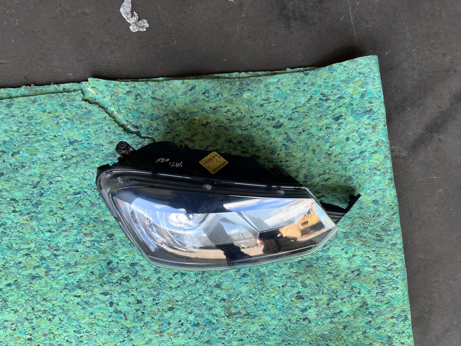 2014 SKODA YETTI OSF XENON HEAD LIGHT  photo 4