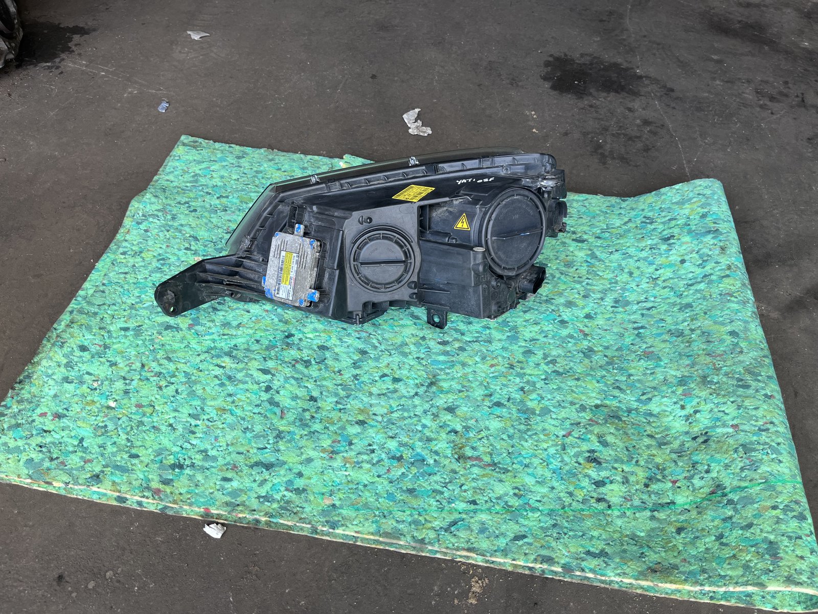 2014 SKODA YETTI OSF XENON HEAD LIGHT  photo 7