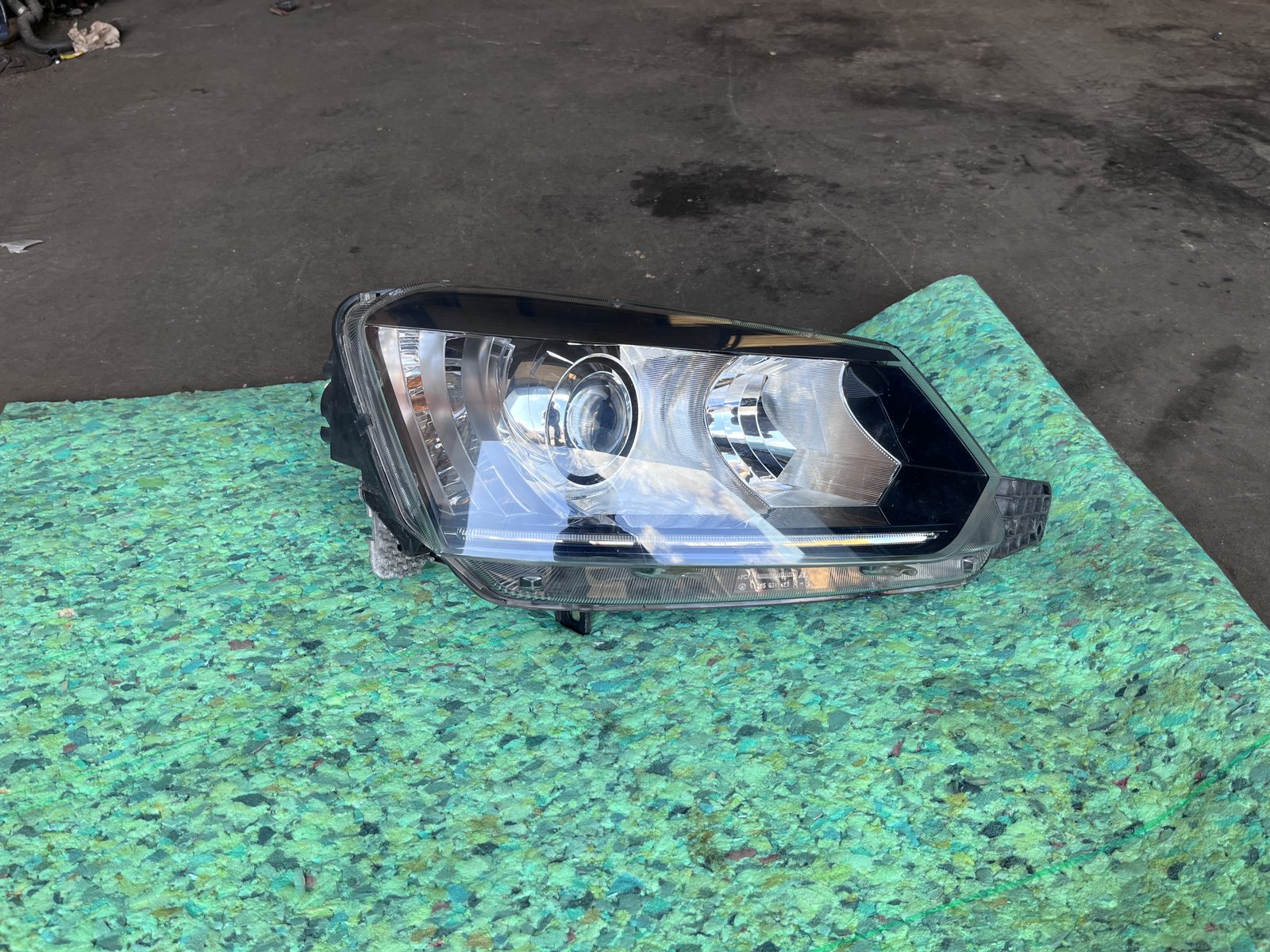 2014 SKODA YETTI OSF XENON HEAD LIGHT 