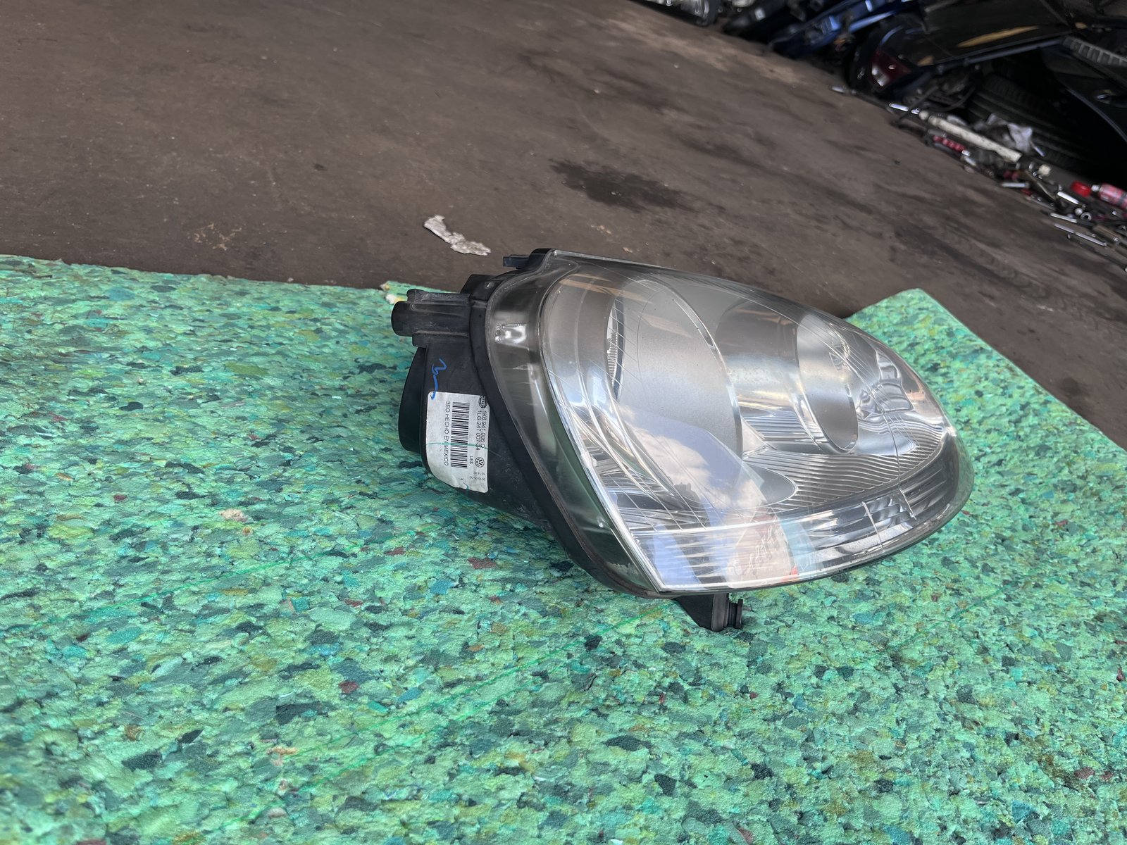 VW GOLF MK5 OSF HEAD LIGHT  photo 2