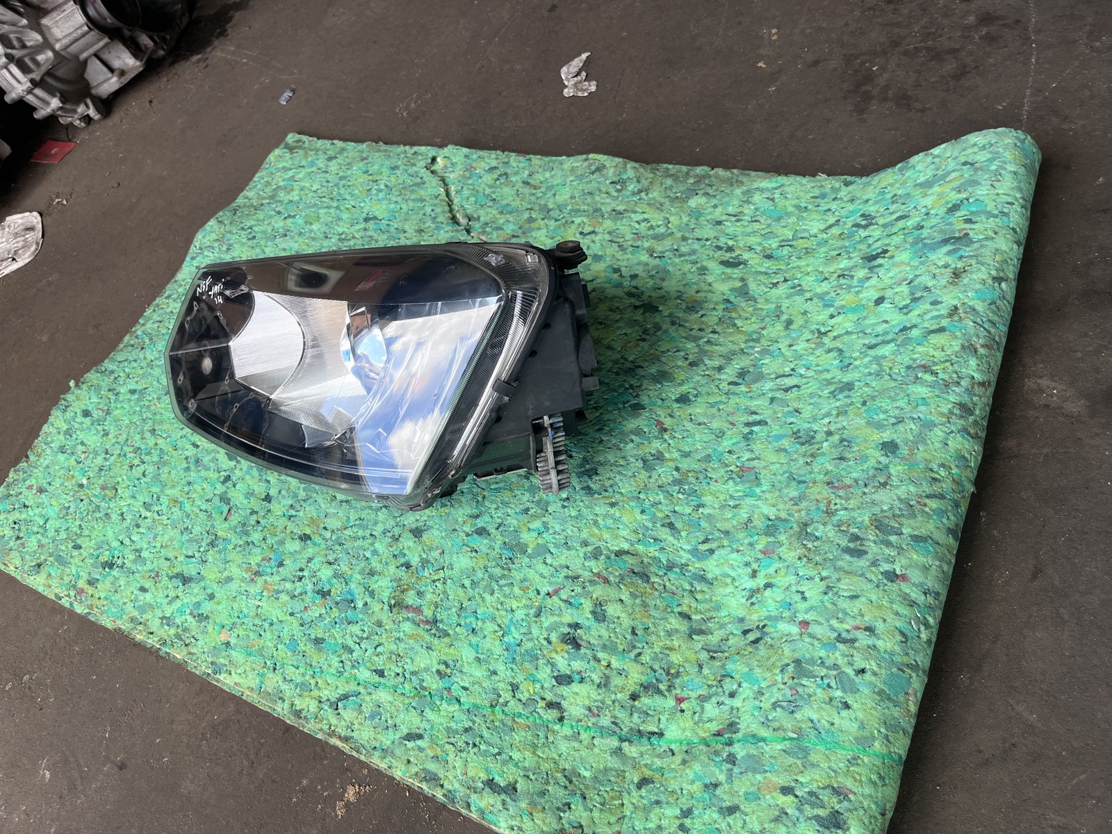 2014 SKODA YETTI NSF XENON HEAD LIGHT  photo 3