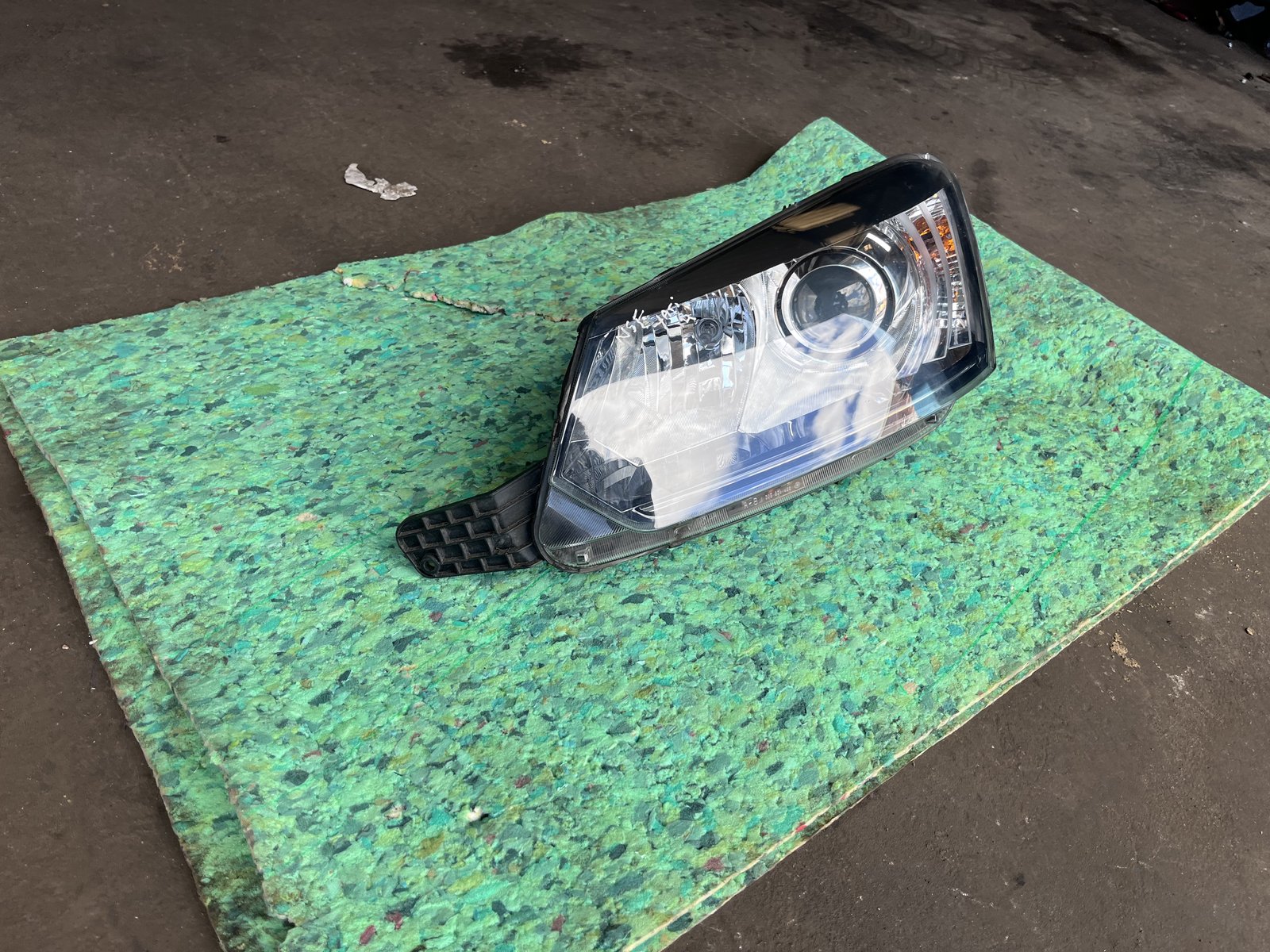 2014 SKODA YETTI NSF XENON HEAD LIGHT  photo 2