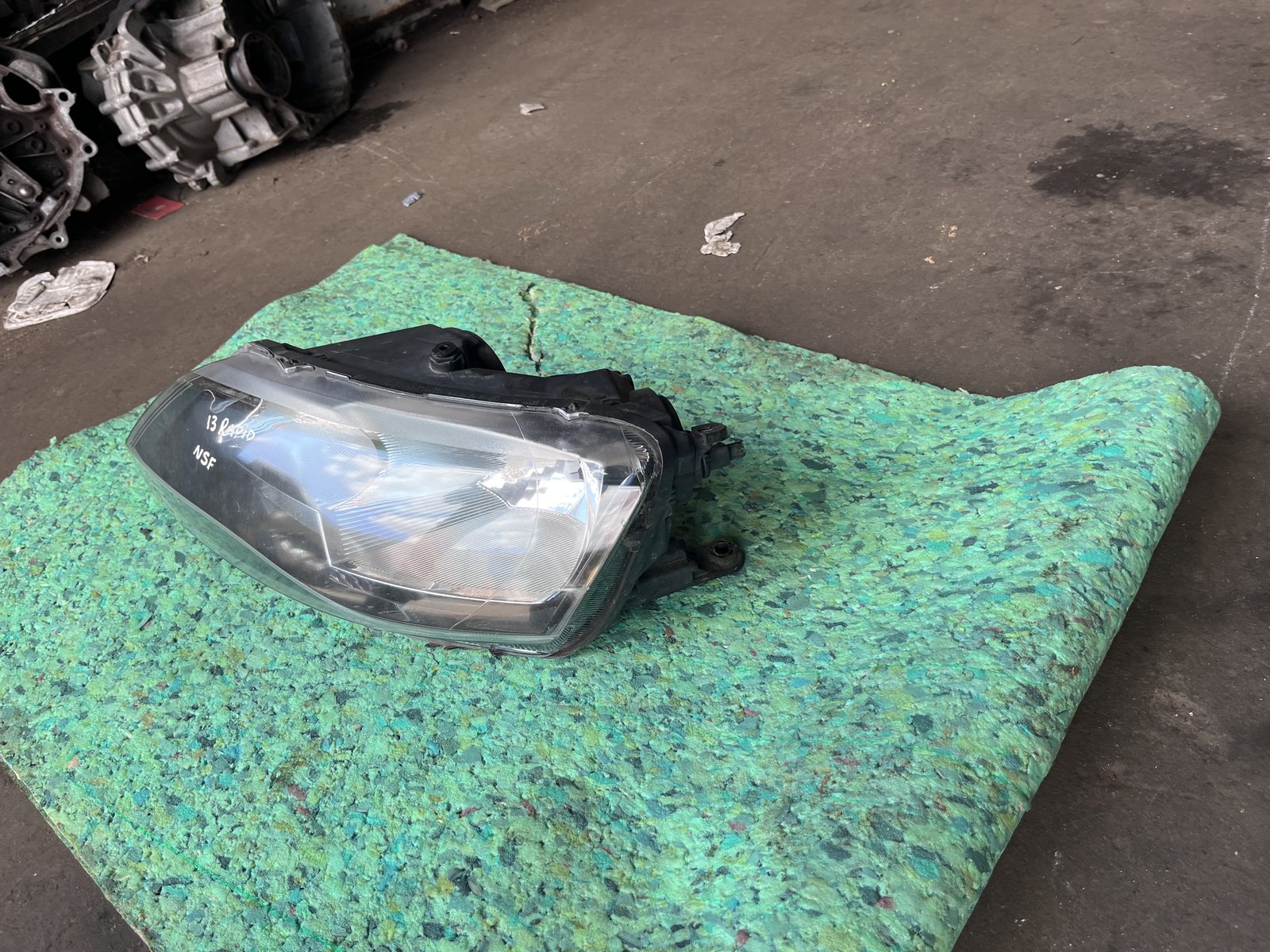 2013 SKODA RAPID NSF HEAD LIGHT  photo 3