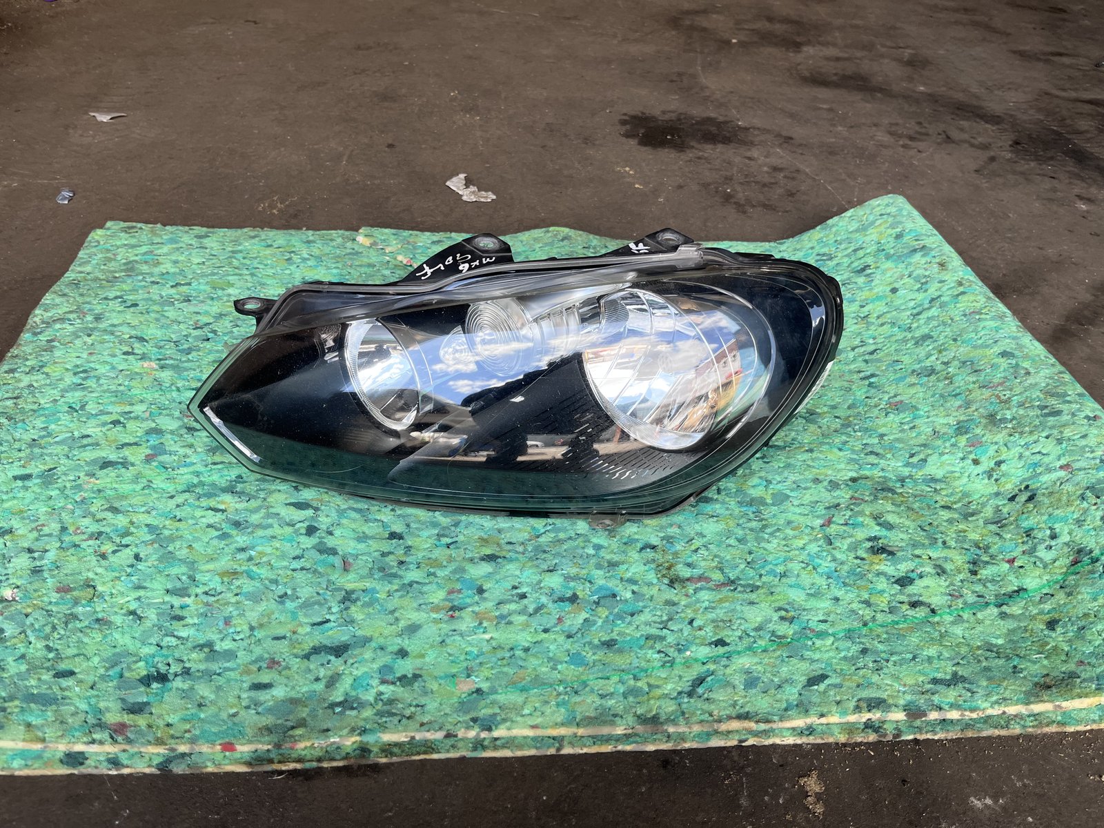 VW GOLF MK6 NSF HEAD LIGHT 