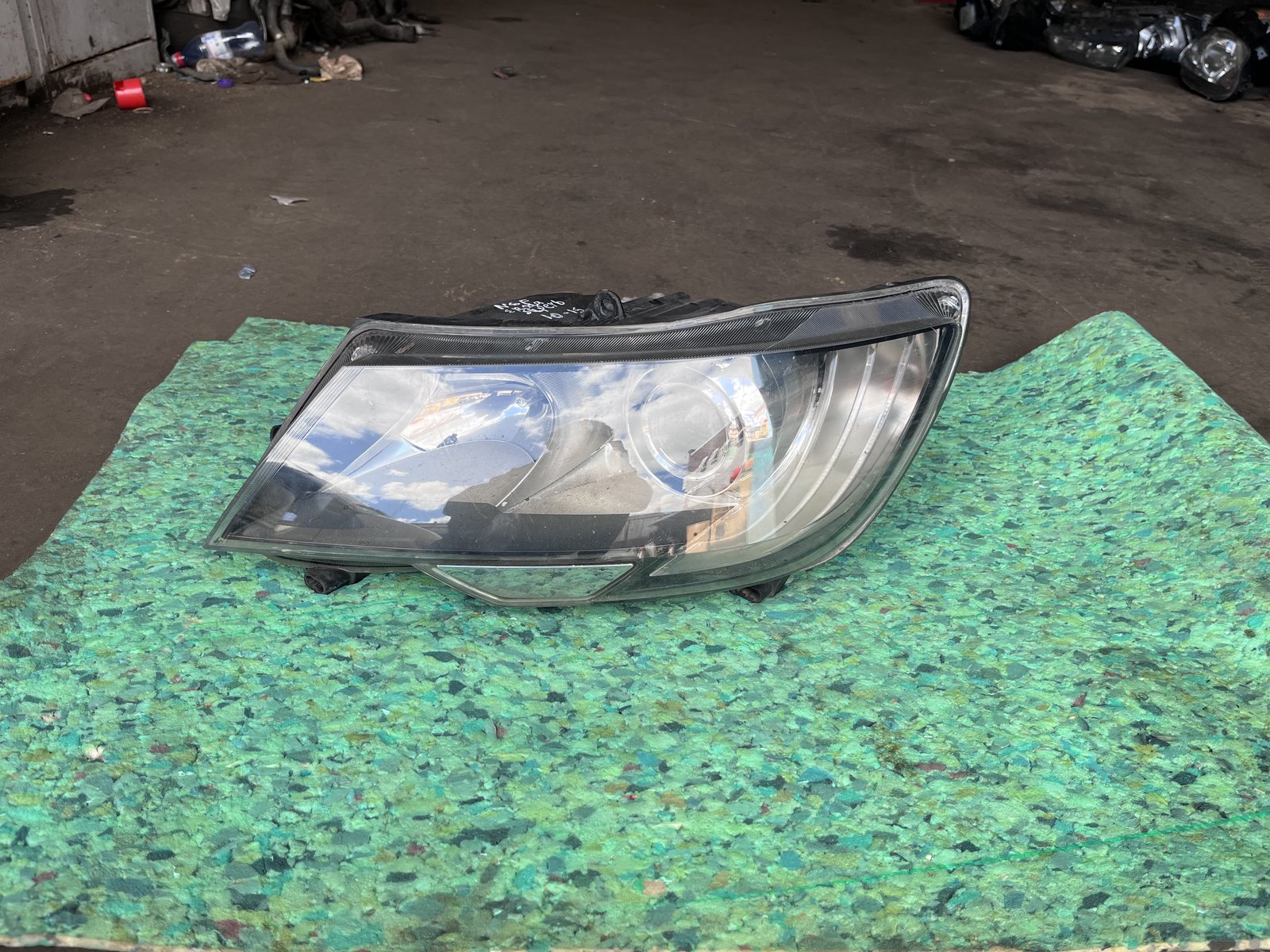 2014 SKODA SUPERB NSF HEAD LIGHT 