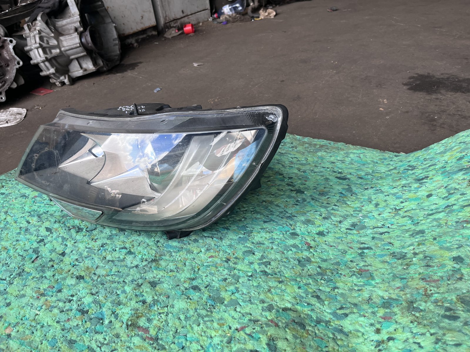 2014 SKODA SUPERB NSF HEAD LIGHT  photo 3