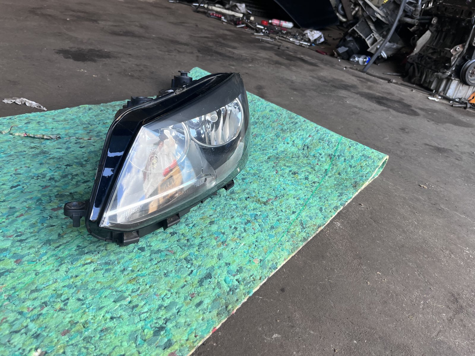 VW TOURAN 2012 NSF HEAD LIGHT  photo 2