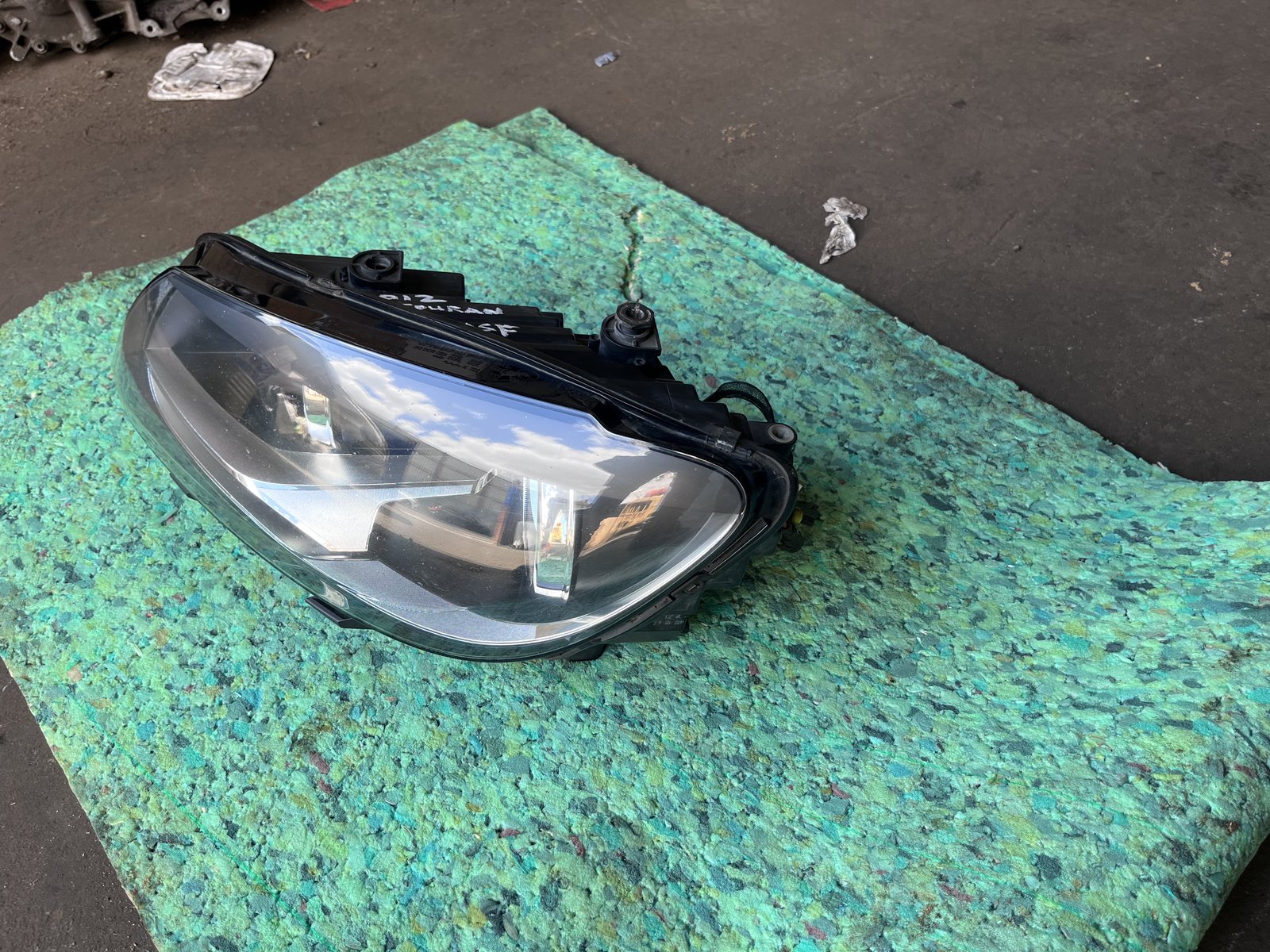 VW TOURAN 2012 NSF HEAD LIGHT  photo 3