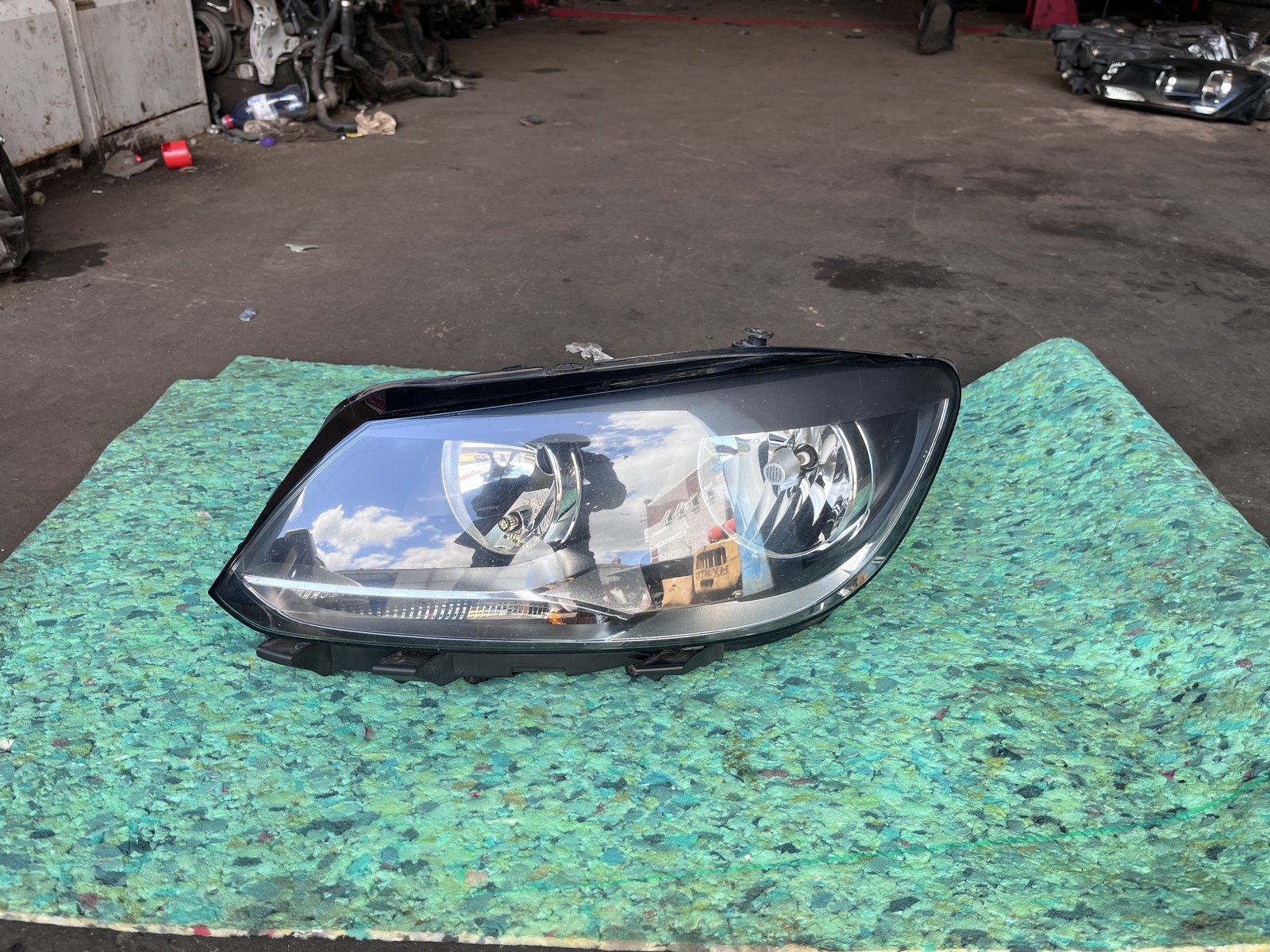 VW TOURAN 2012 NSF HEAD LIGHT 