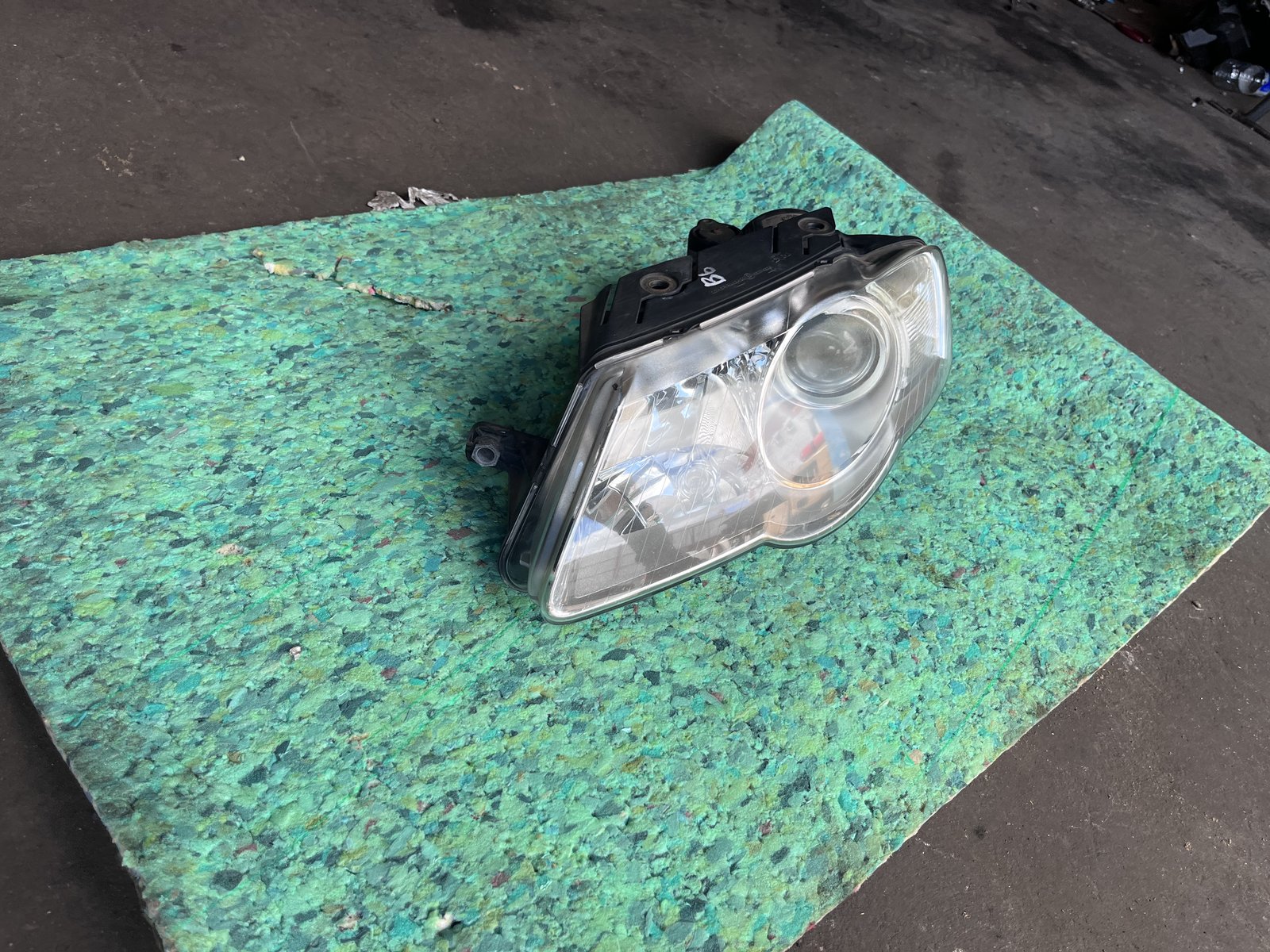 VW PASSAT B6 NSF HEAD LIGHT  photo 2