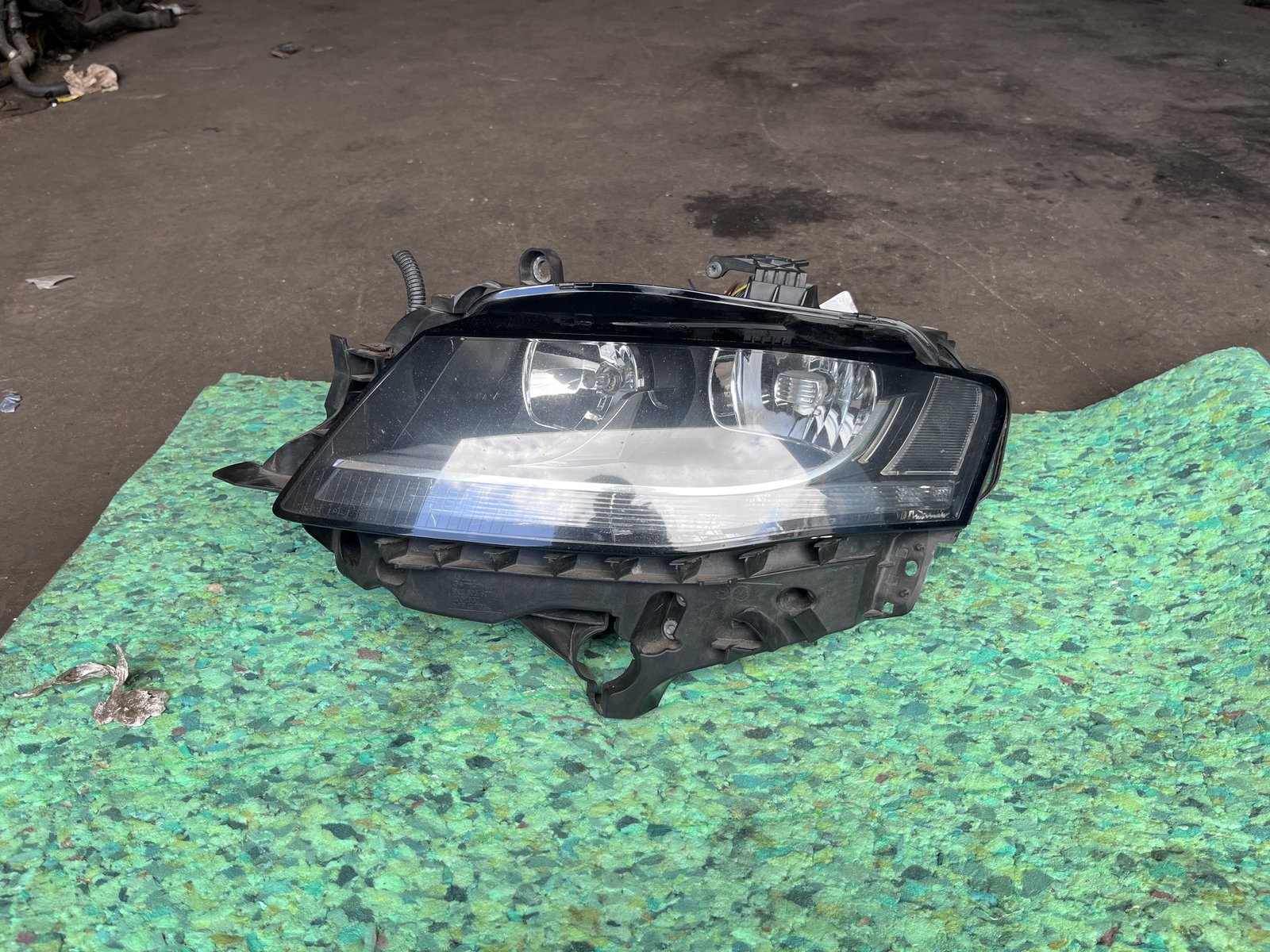 11-14 AUDI A4 B8 SALLON NSF HEAD LIGHT 