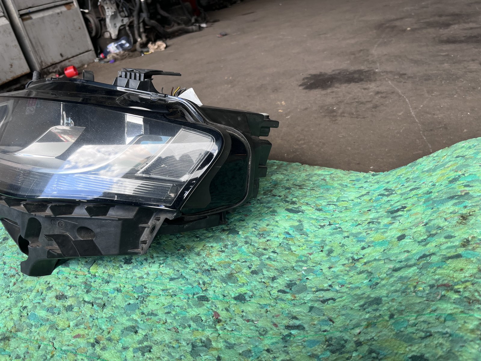 11-14 AUDI A4 B8 SALLON NSF HEAD LIGHT  photo 3